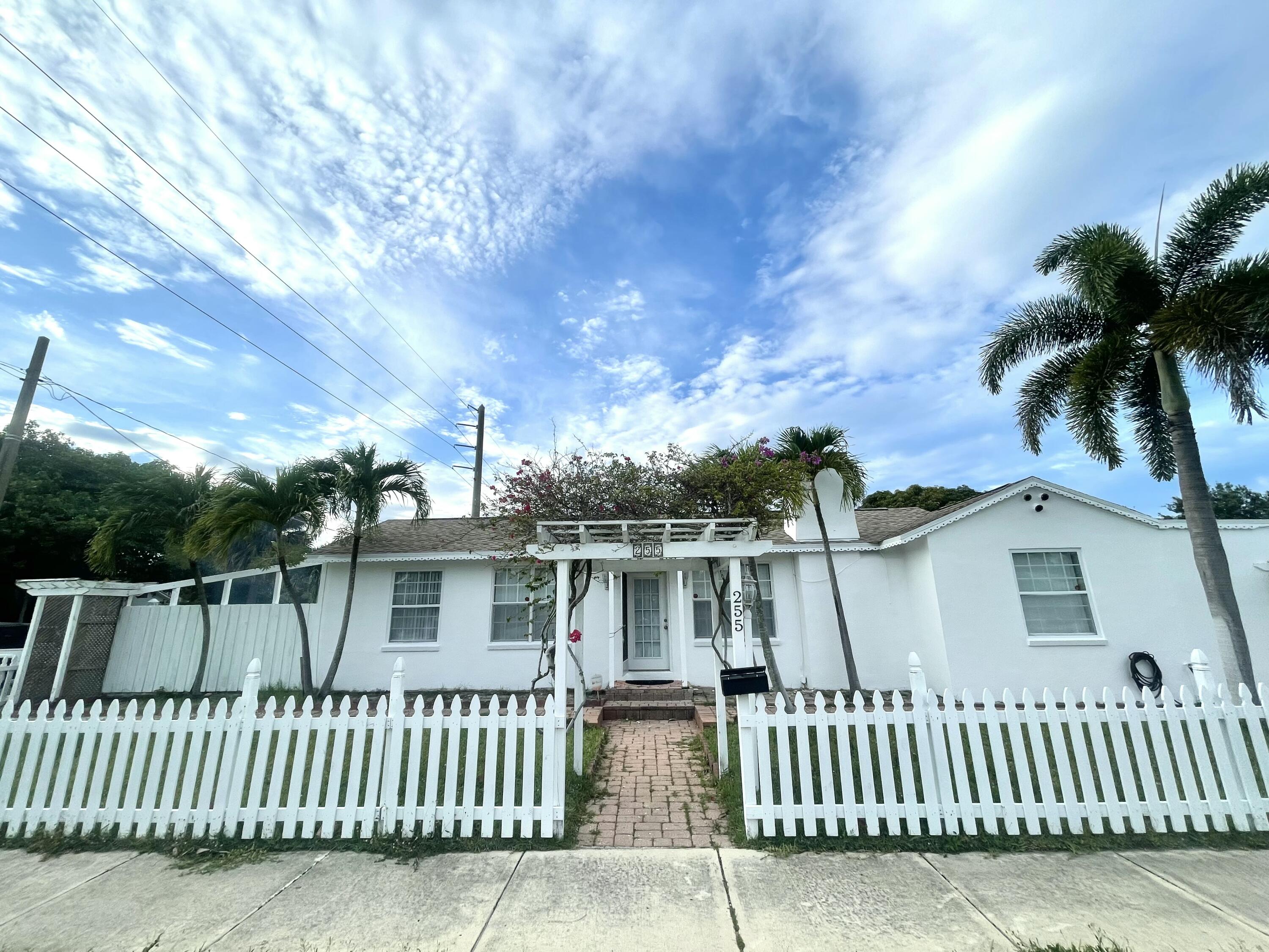 Foto de propiedad en 255 Foresteria Drive, Lake Park, FL 33403 Lake Park con MLS# 
