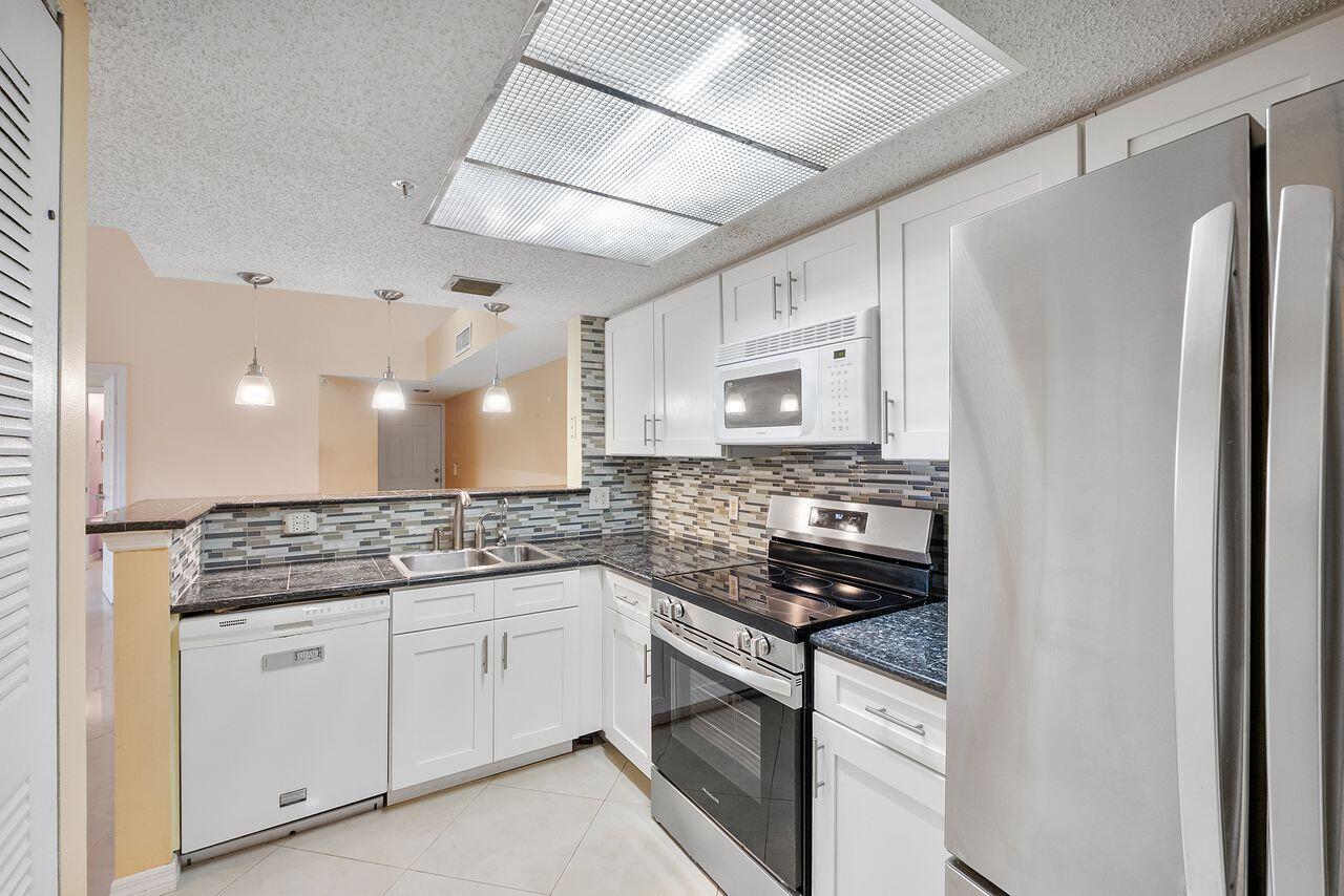 Foto de propiedad en 5011 Wiles Road 303, Coconut Creek, FL 33073 Coconut Creek con MLS# 