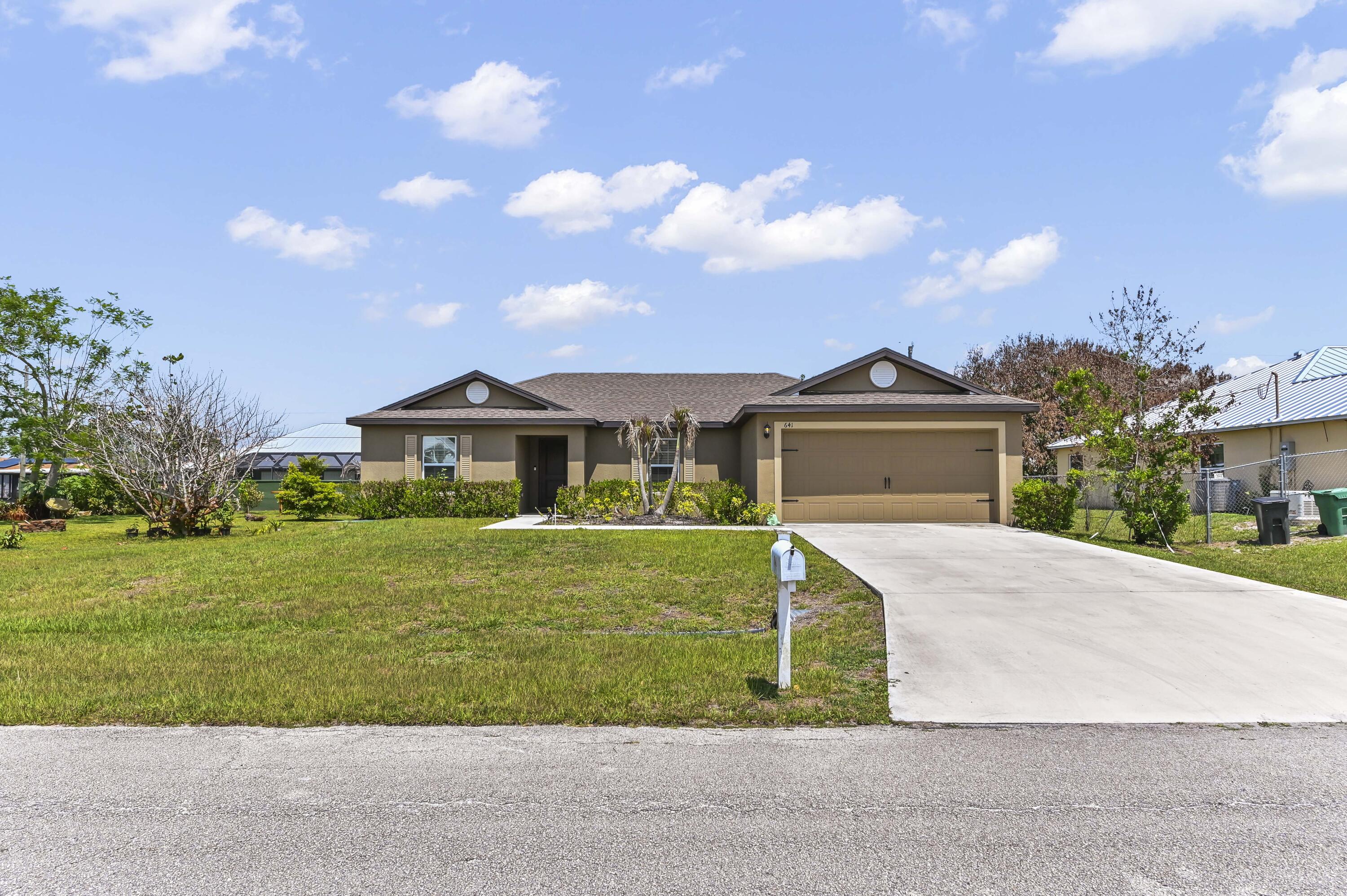 Foto de propiedad en 641 SW Addie Street, Port St. Lucie, FL 34983 Port St. Lucie con MLS# 