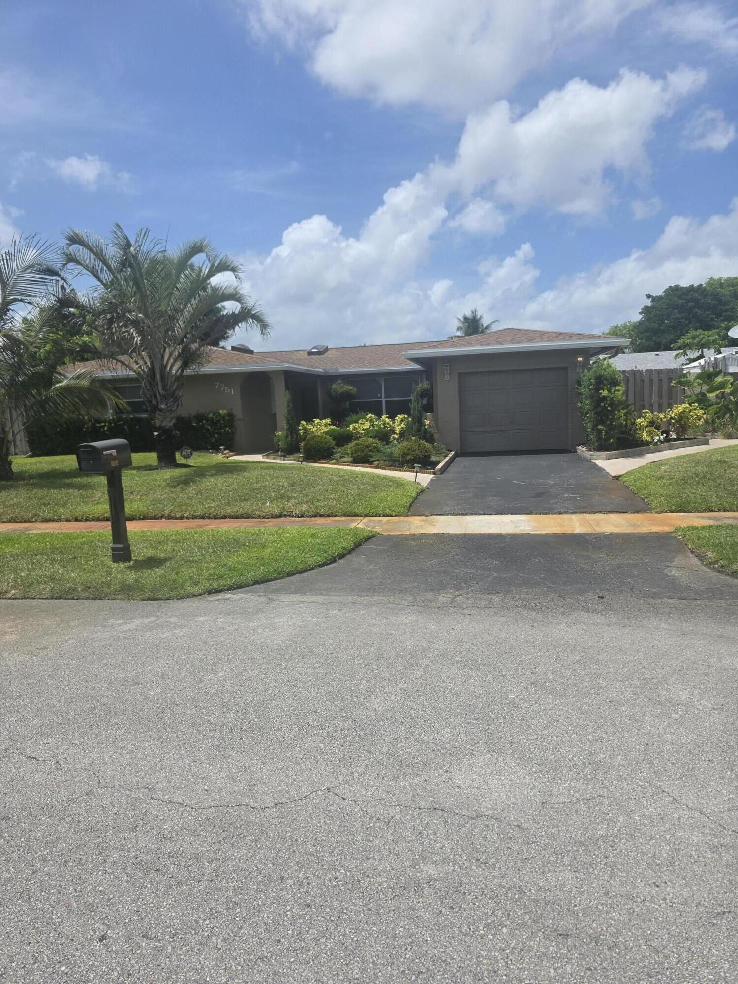 Foto de propiedad en 7751 NW 44th Court, Lauderhill, FL 33351 Lauderhill con MLS# 