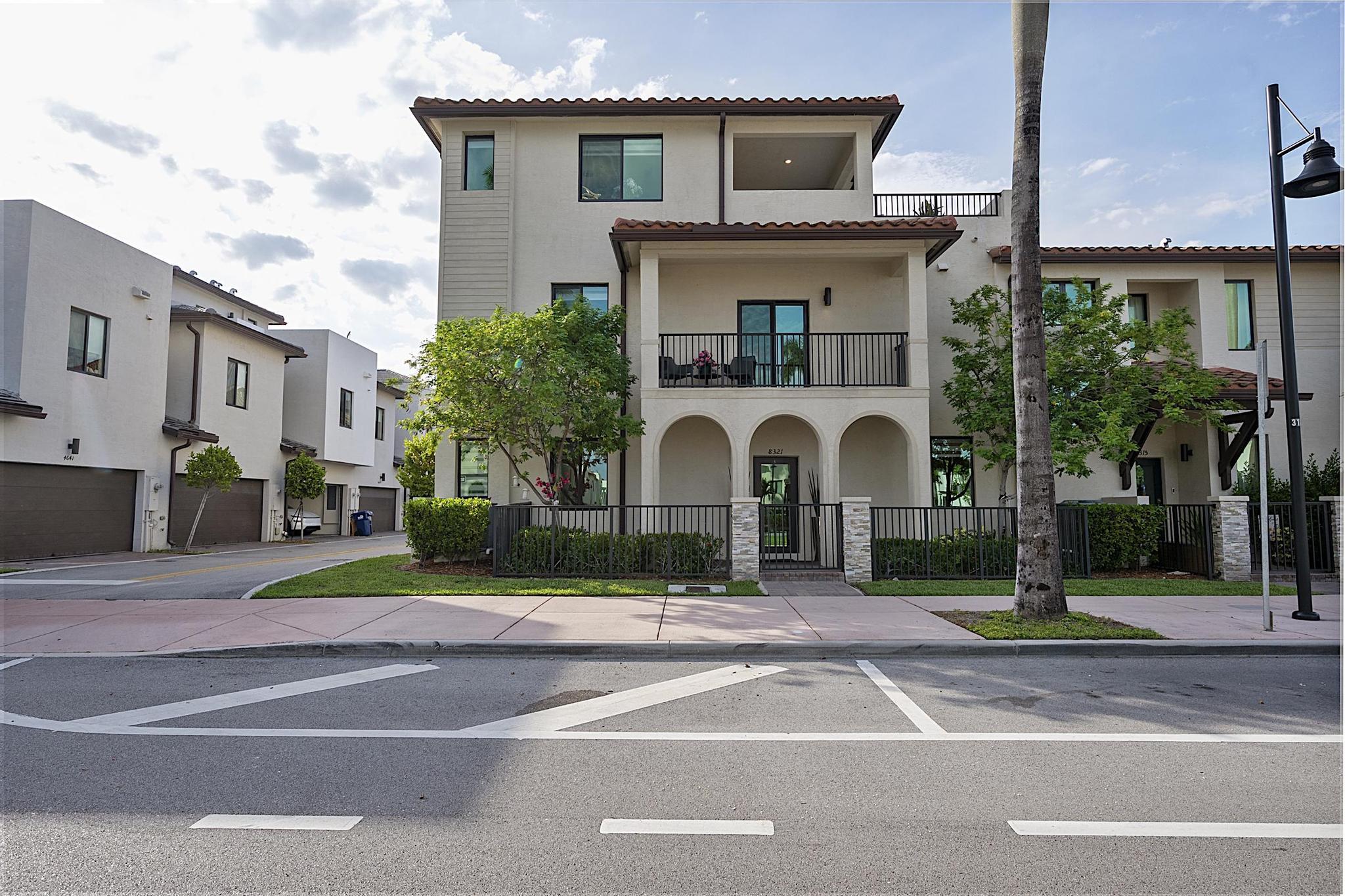 Foto de propiedad en 8321 Central Park Boulevard, Doral, FL 33166 Doral con MLS# 
