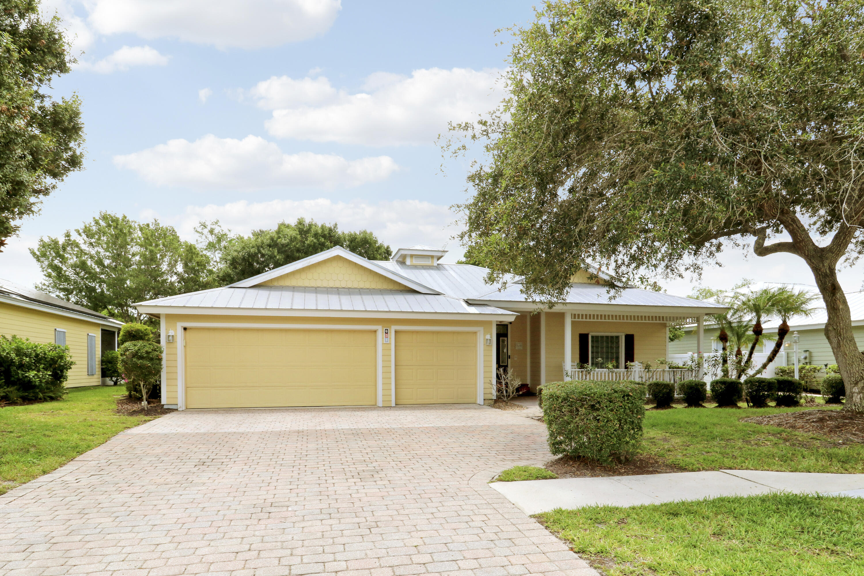 Foto de propiedad en 654 NE Little Kayak Point, FL 34983  con MLS# 