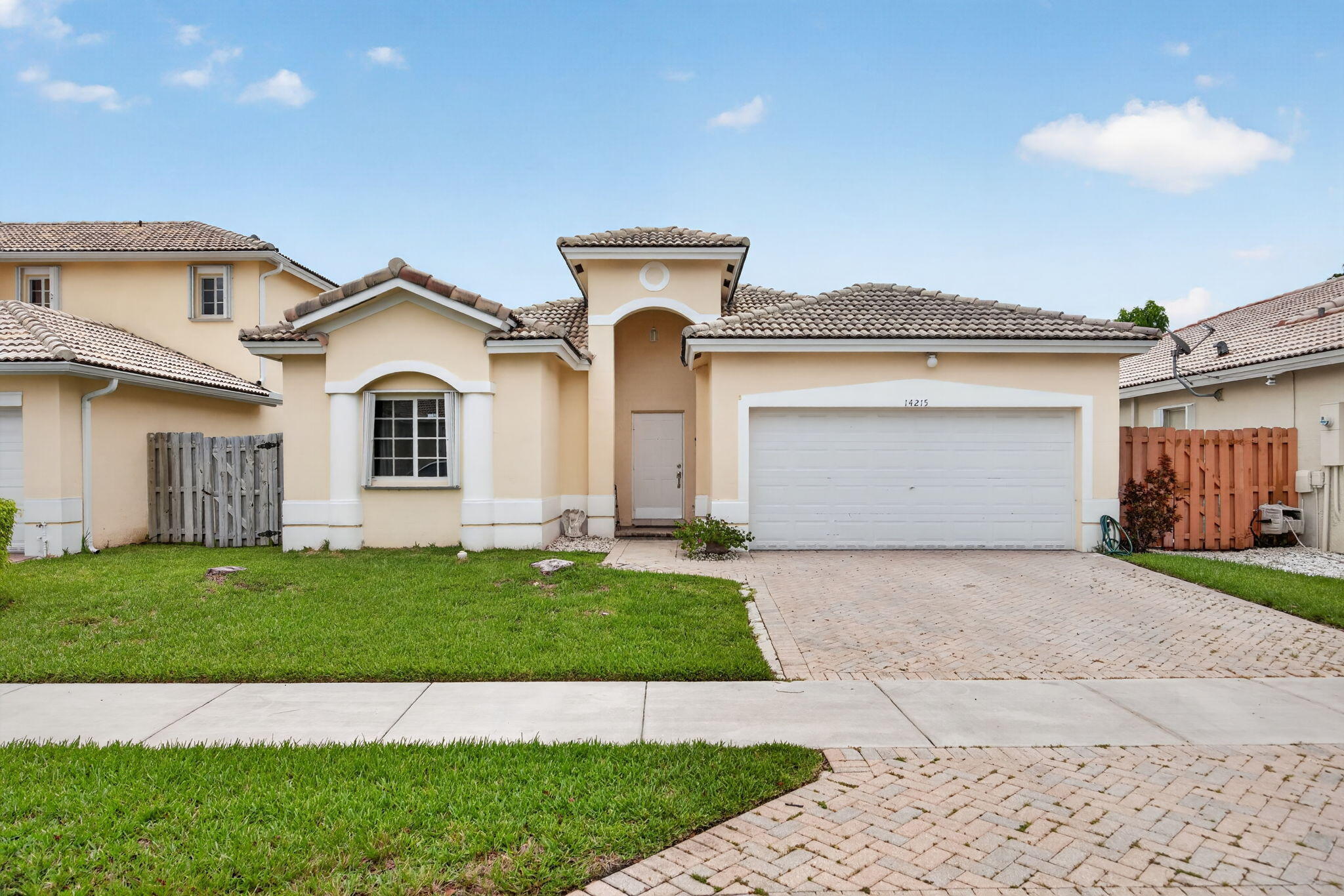 Foto de propiedad en 14215 SW 156th Avenue N, Miami, FL 33196 Miami con MLS# 