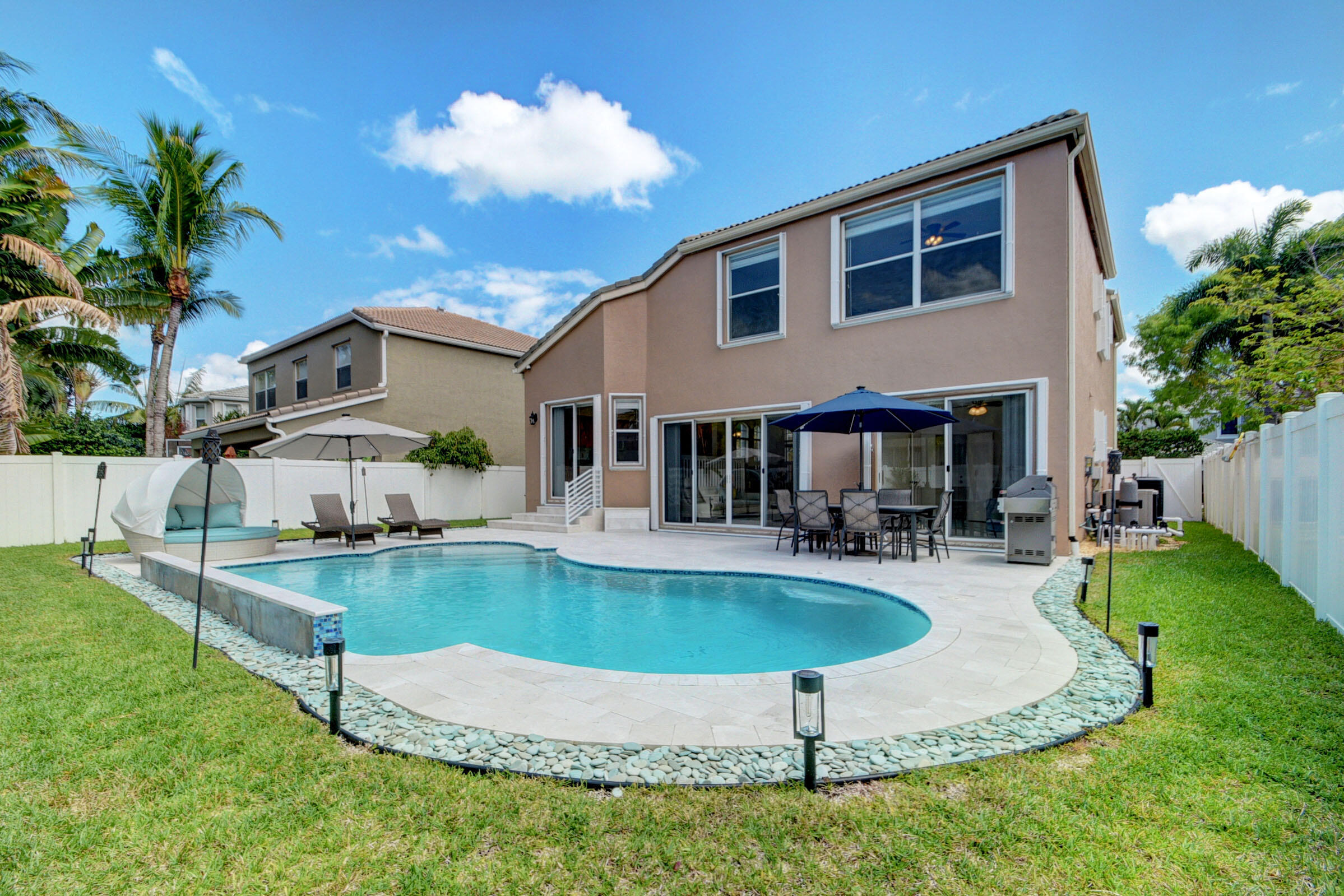 Foto de propiedad en 2418 Westmont Drive, Royal Palm Beach, FL 33411 Royal Palm Beach con MLS# 