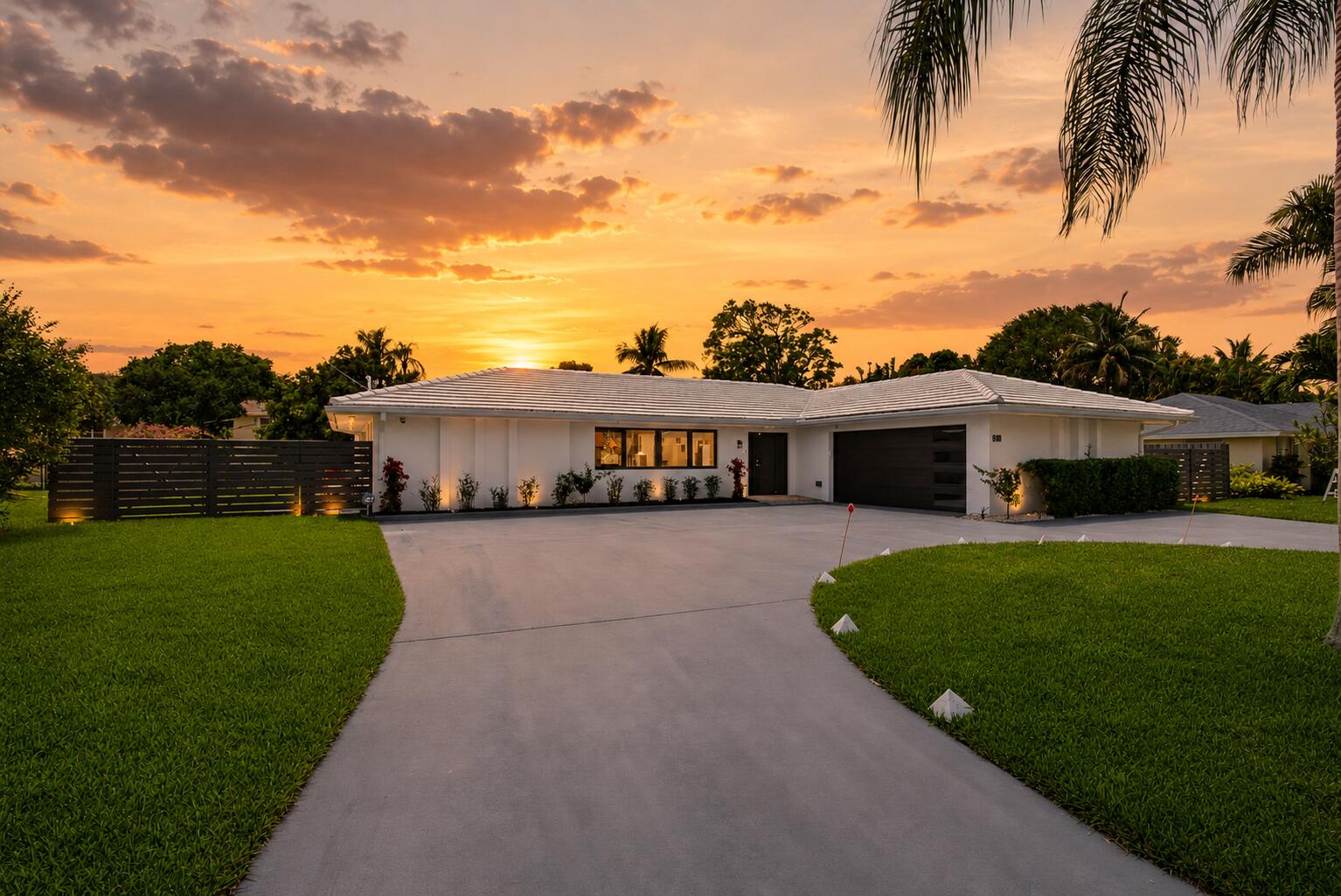 Foto de propiedad en 8111 W Lake Drive, Lake Clarke Shores, FL 33406 Lake Clarke Shores con MLS# 