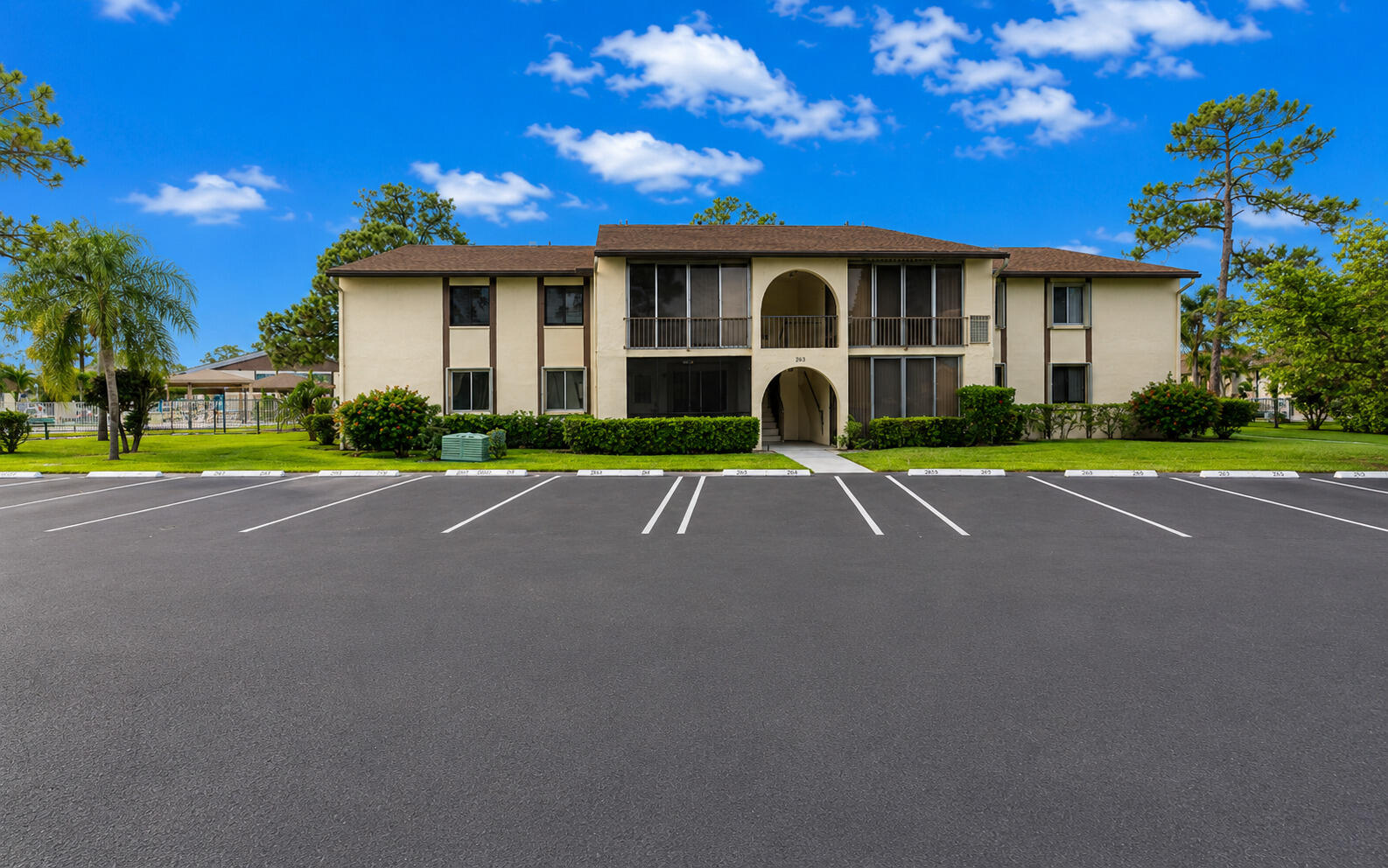 Foto de propiedad en 303 Knotty Pine Circle A-1, Greenacres, FL 33463 Greenacres con MLS# 