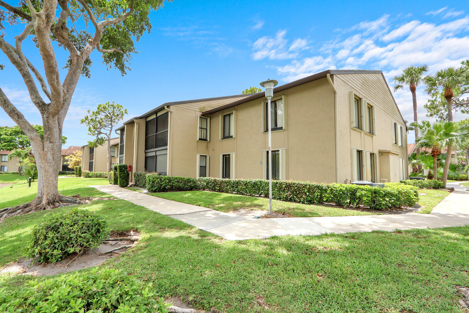 Foto de propiedad en 715 Sunny Pine Way B1, Greenacres, FL 33415 Greenacres con MLS# 