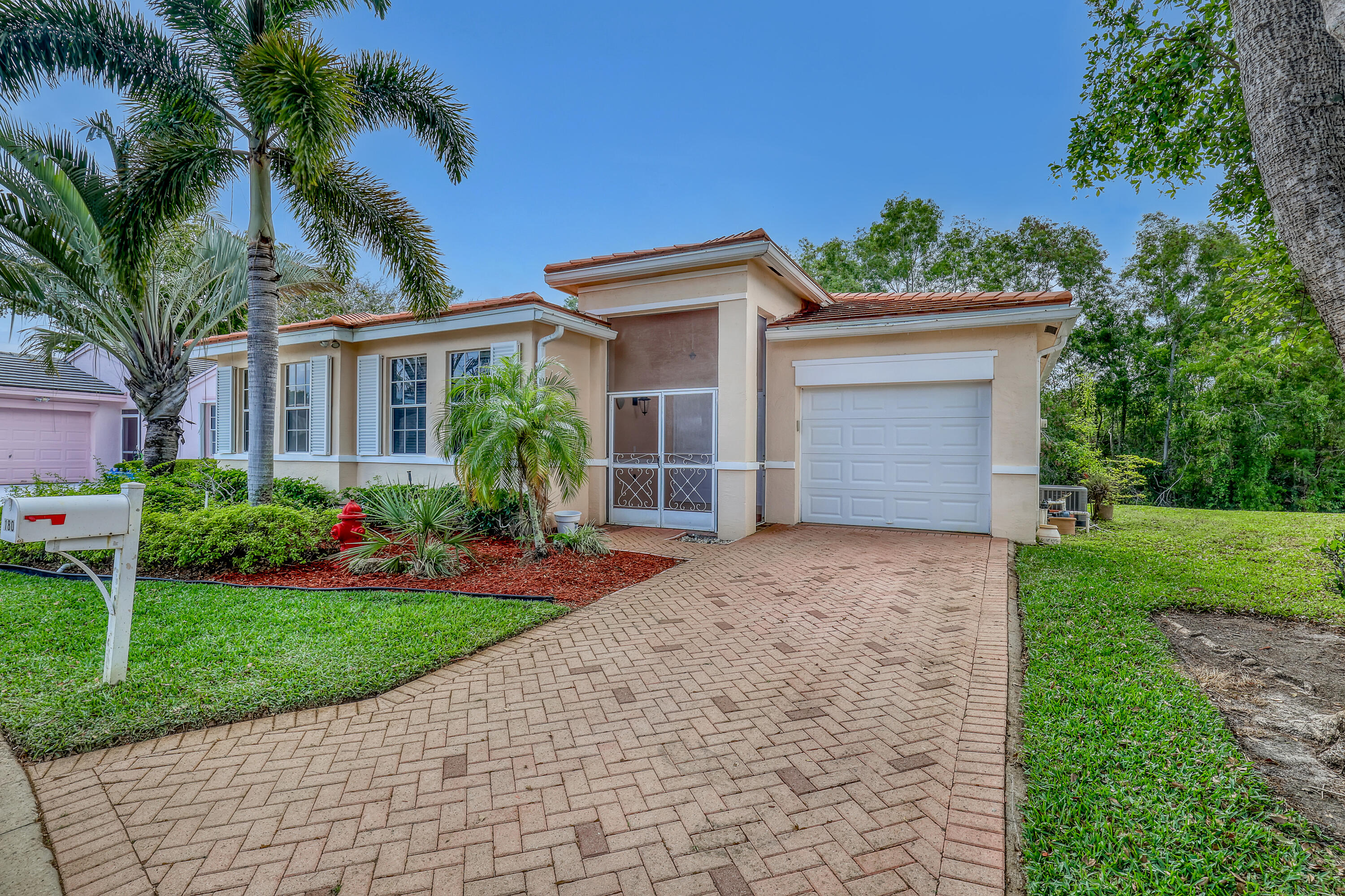 Foto de propiedad en 180 Caribe Court, Greenacres, FL 33413 Greenacres con MLS# 