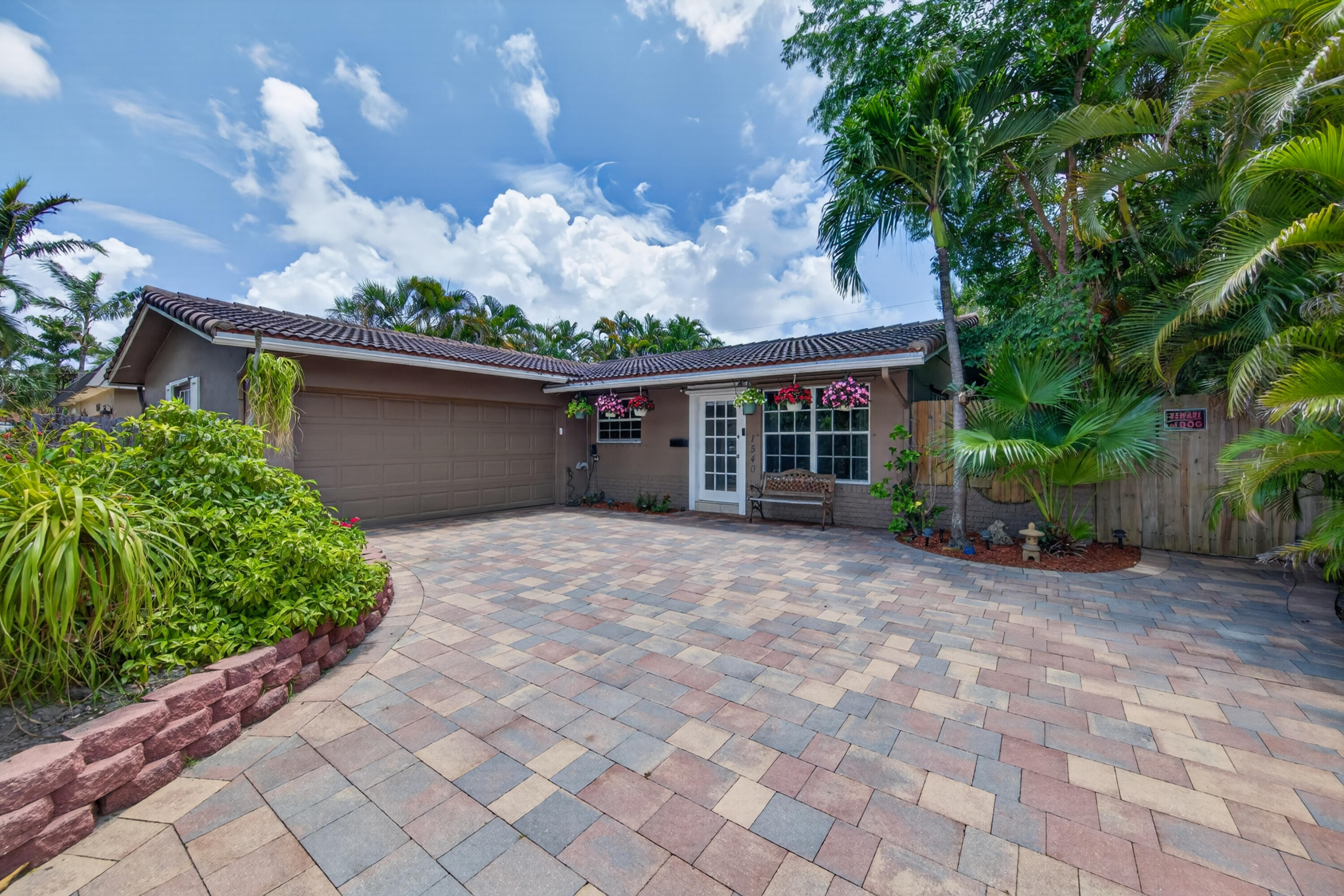 Foto de propiedad en 1540 NE 40th Street, Oakland Park, FL 33334 Oakland Park con MLS# 