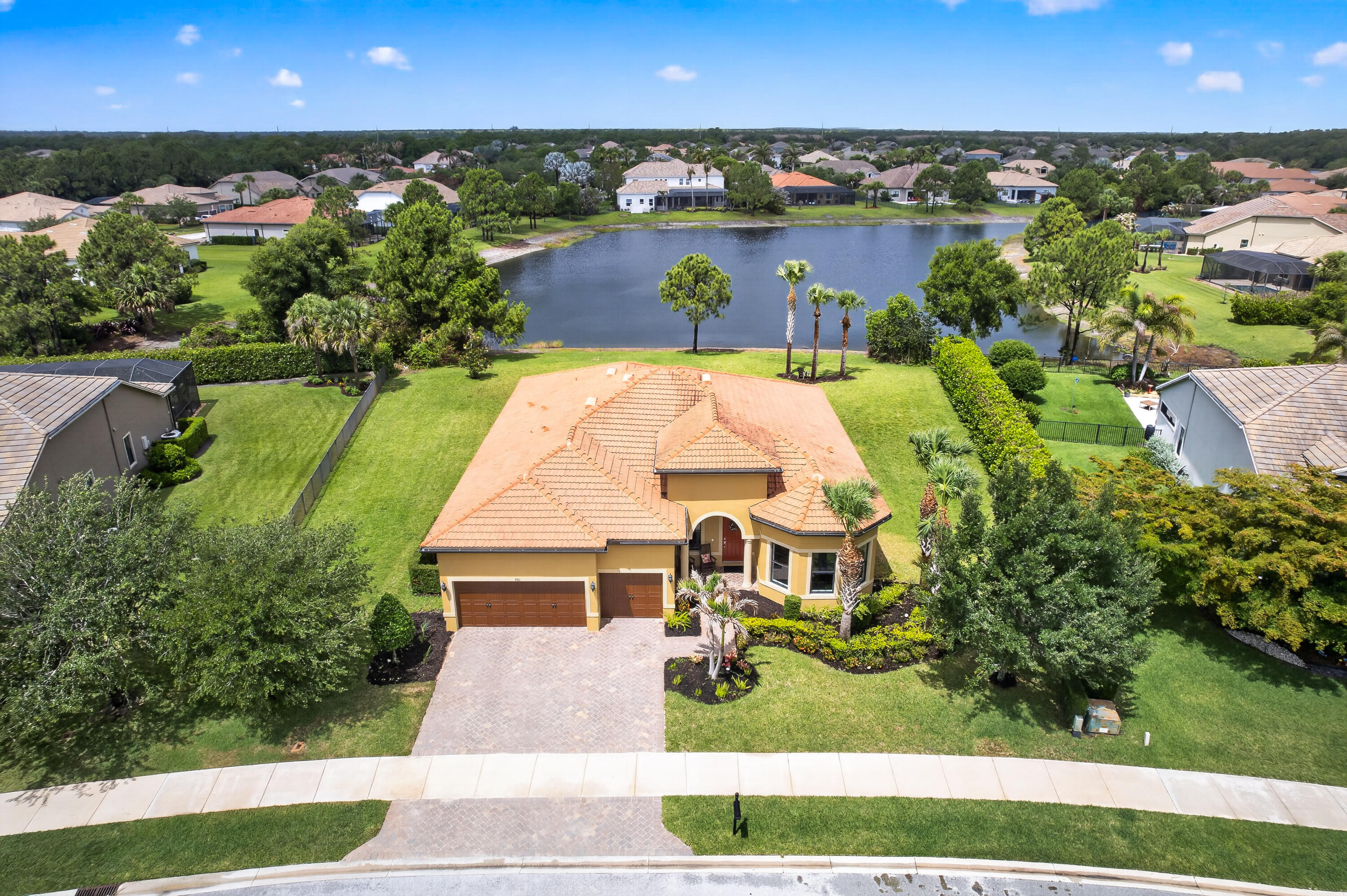 Foto de propiedad en 941 SW Sea Green Street, Palm City, FL 34990 Palm City con MLS# 