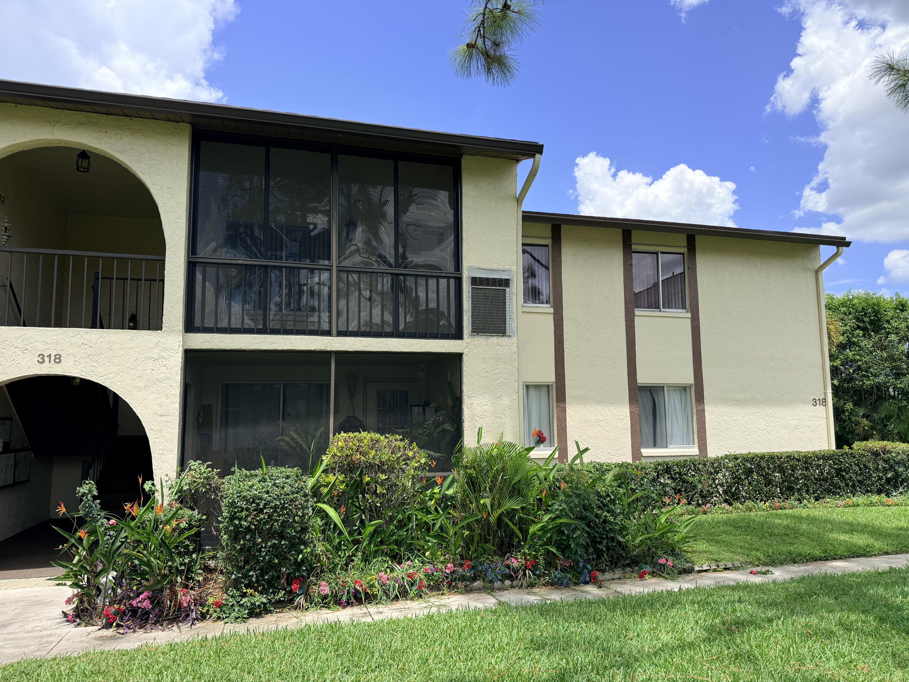 Foto de propiedad en 318 Knotty Pine Circle D-2, Greenacres, FL 33463 Greenacres con MLS# 