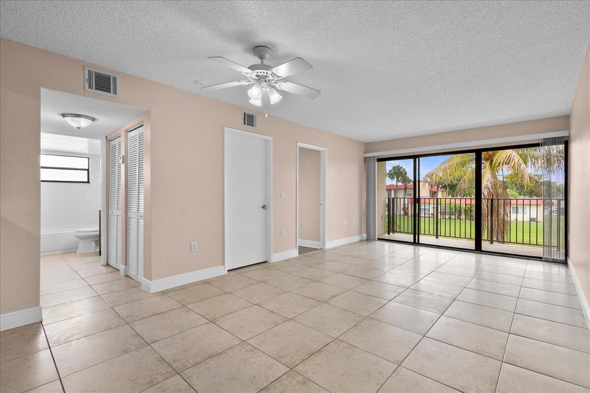 Foto de propiedad en 1524 Lake Crystal Drive F, West Palm Beach, FL 33411 West Palm Beach con MLS# 