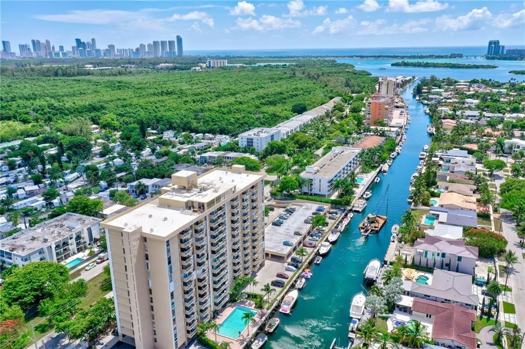 Foto de propiedad en 2350 NE 135th Street 1212, North Miami, FL 33181 North Miami con MLS# 