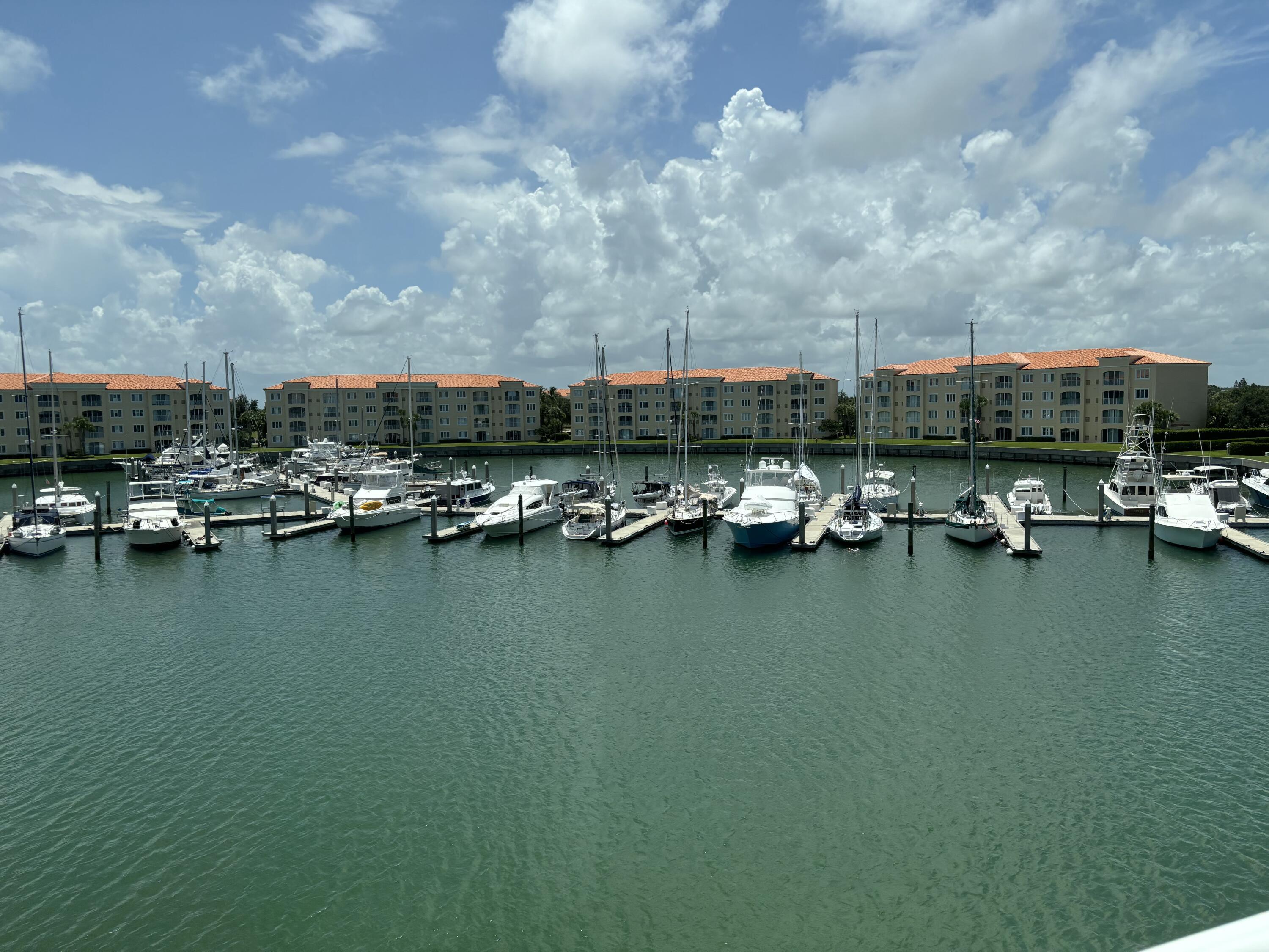 Foto de propiedad en 10 E Harbour Isle Dr Drive E 302, Fort Pierce, FL 34949 Fort Pierce con MLS# 