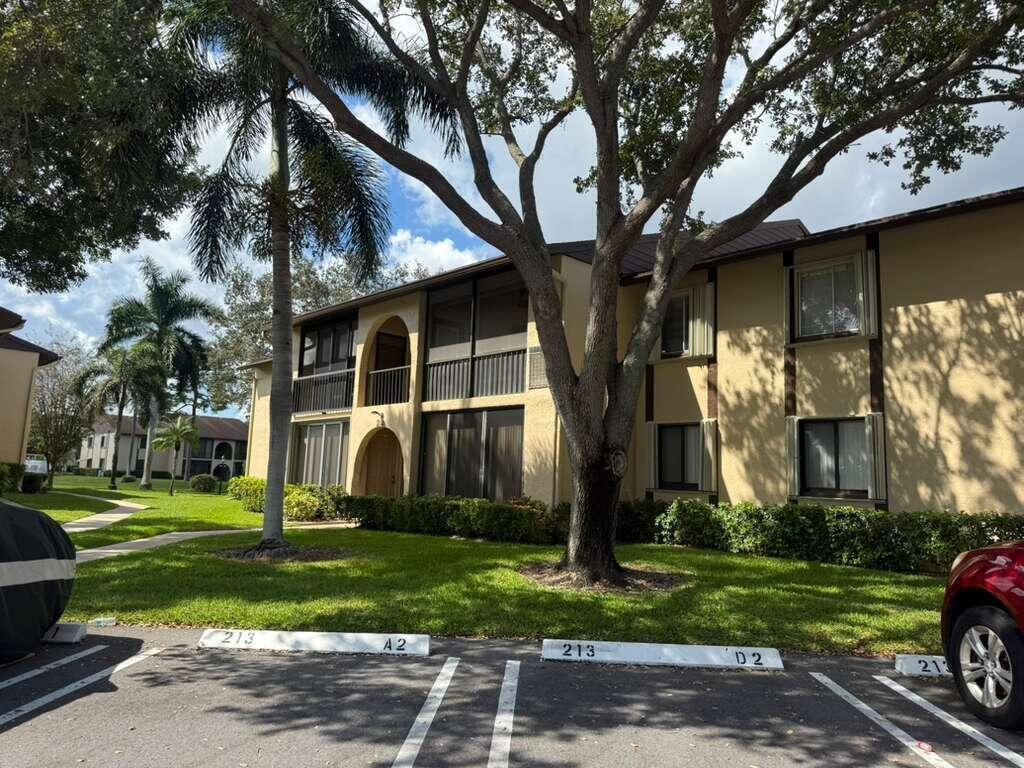 Foto de propiedad en 213 Pine Hov Circle D2, Greenacres, FL 33463 Greenacres con MLS# 