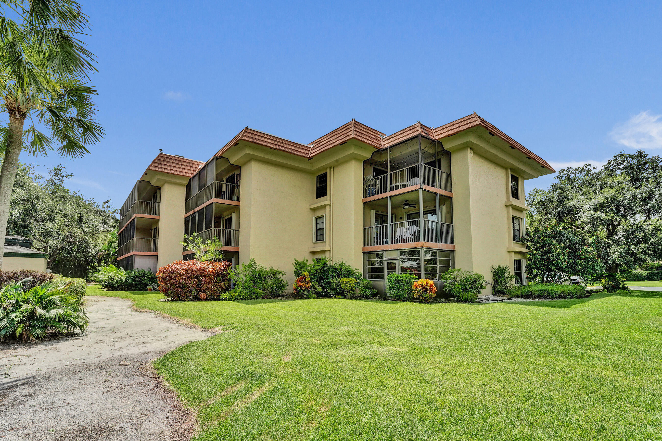 Foto de propiedad en 200 Jacaranda Country Club Drive 1b, Plantation, FL 33324 Plantation con MLS# 