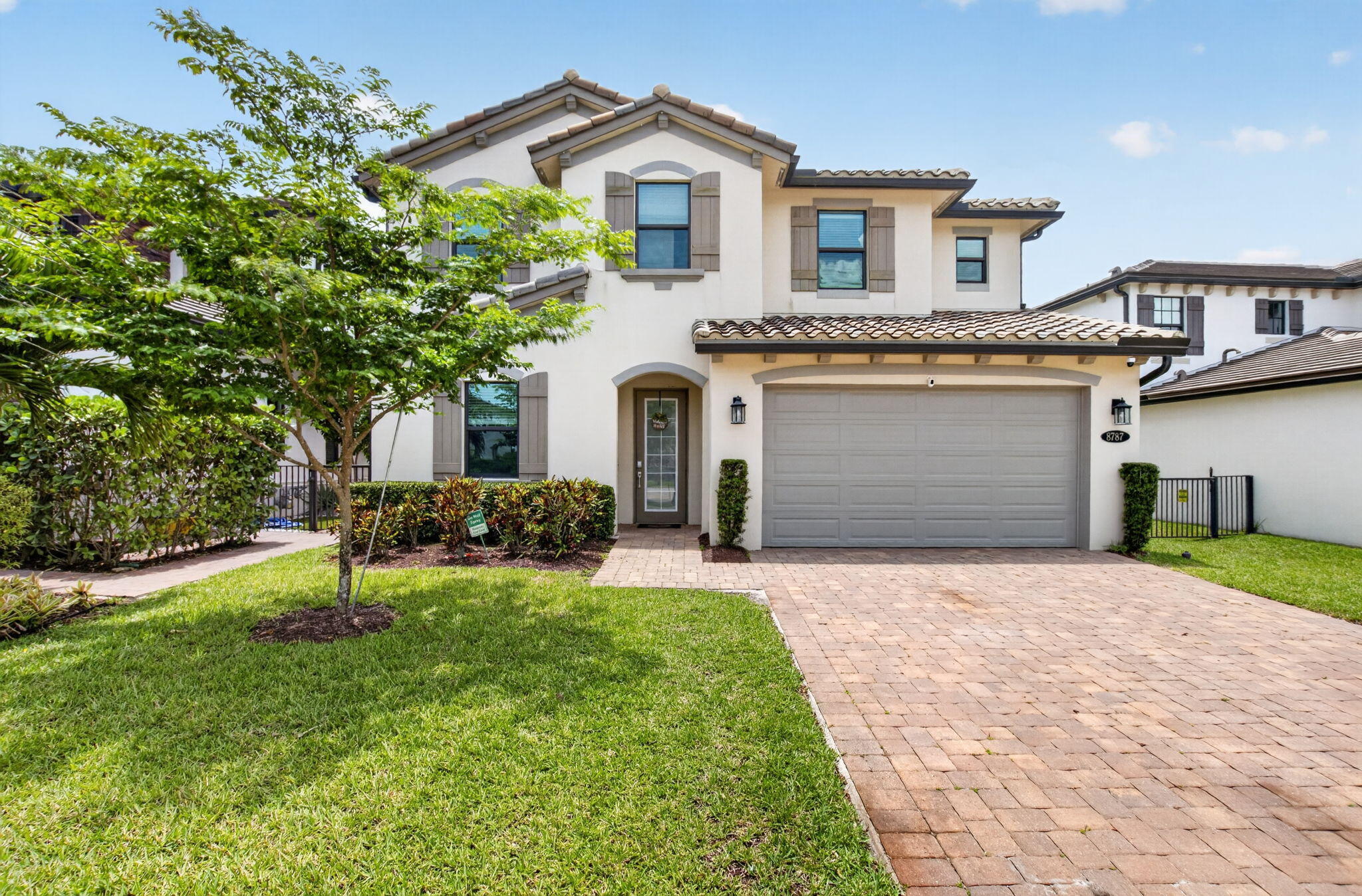 Foto de propiedad en 8787 Grand Prix Lane, Boynton Beach, FL 33472 Boynton Beach con MLS# 