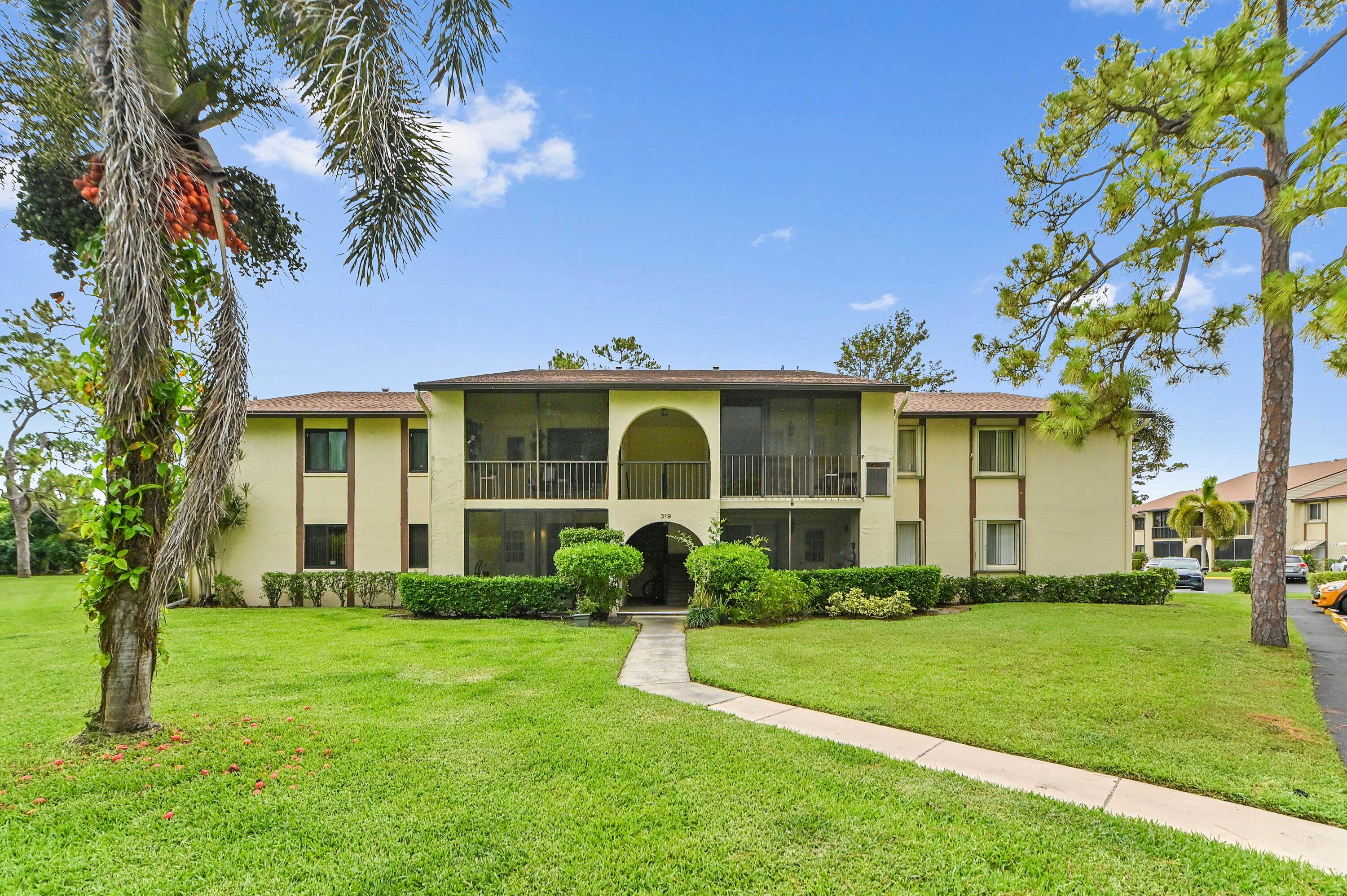 Foto de propiedad en 319 Knotty Pine Circle C-1, Greenacres, FL 33463 Greenacres con MLS# 