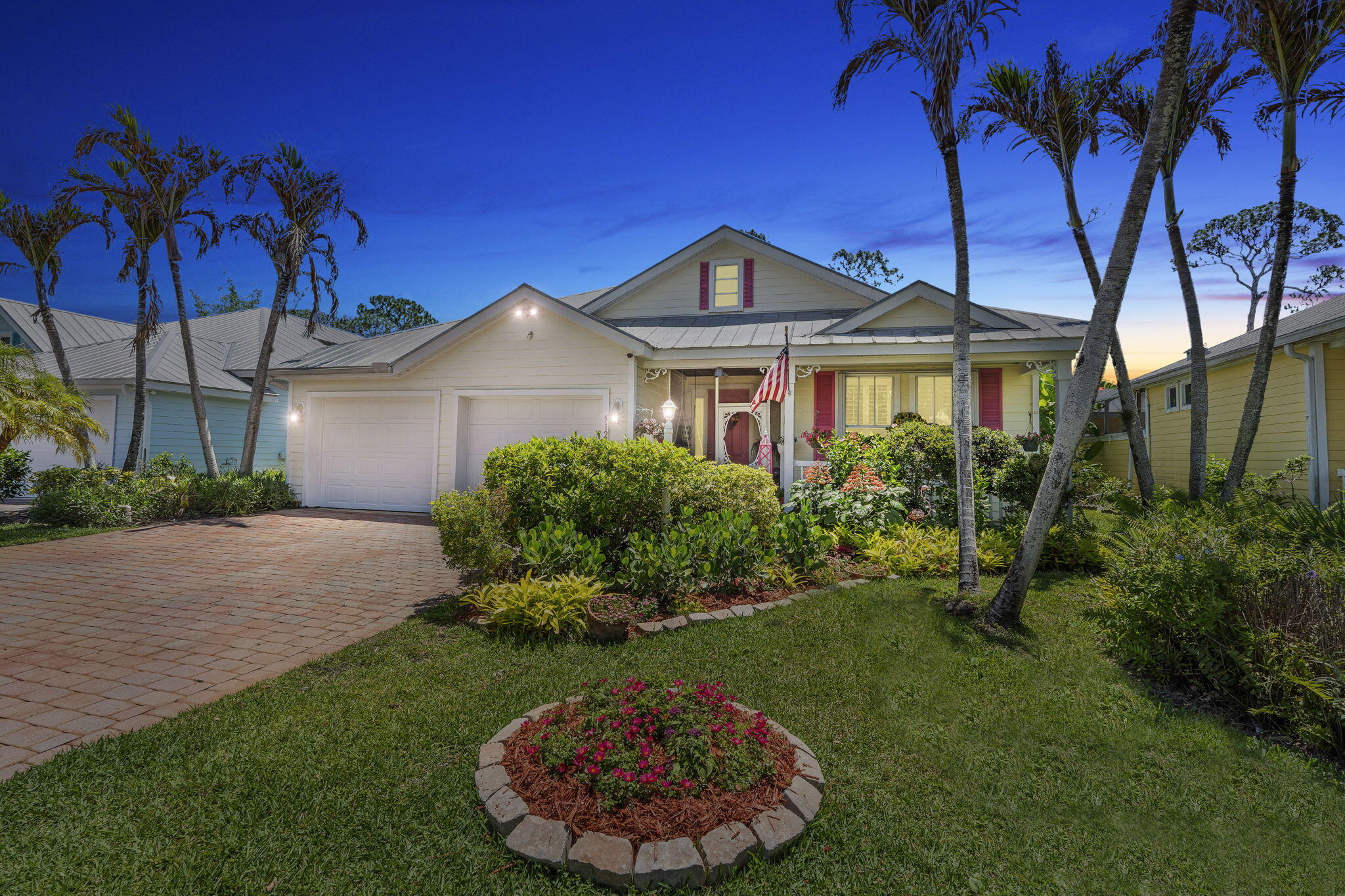 Foto de propiedad en 512 NE Canoe Park Circle, Port St. Lucie, FL 34983 Port St. Lucie con MLS# 
