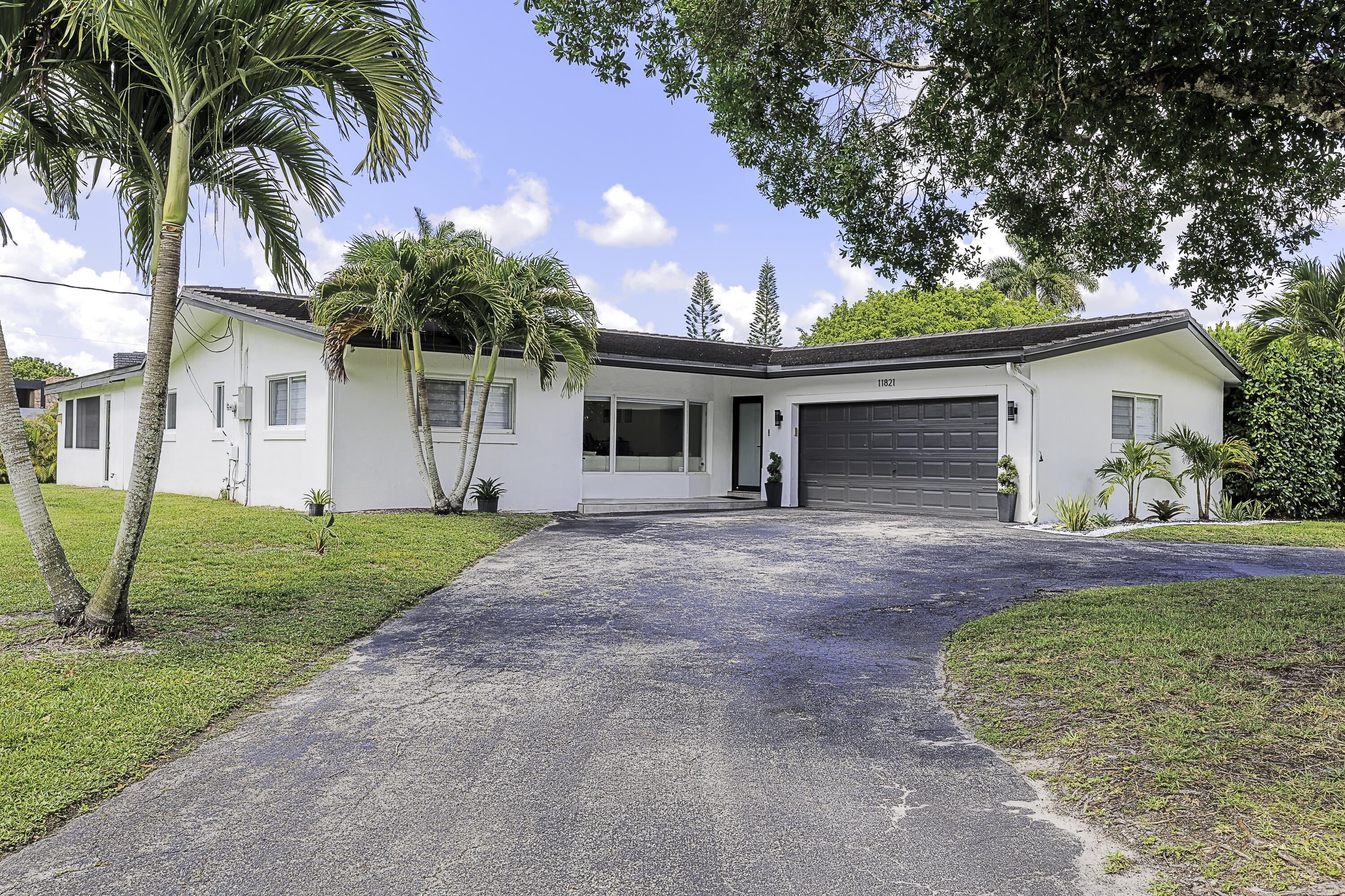 Foto de propiedad en 11821 NW 6th Court, Plantation, FL 33325 Plantation con MLS# 