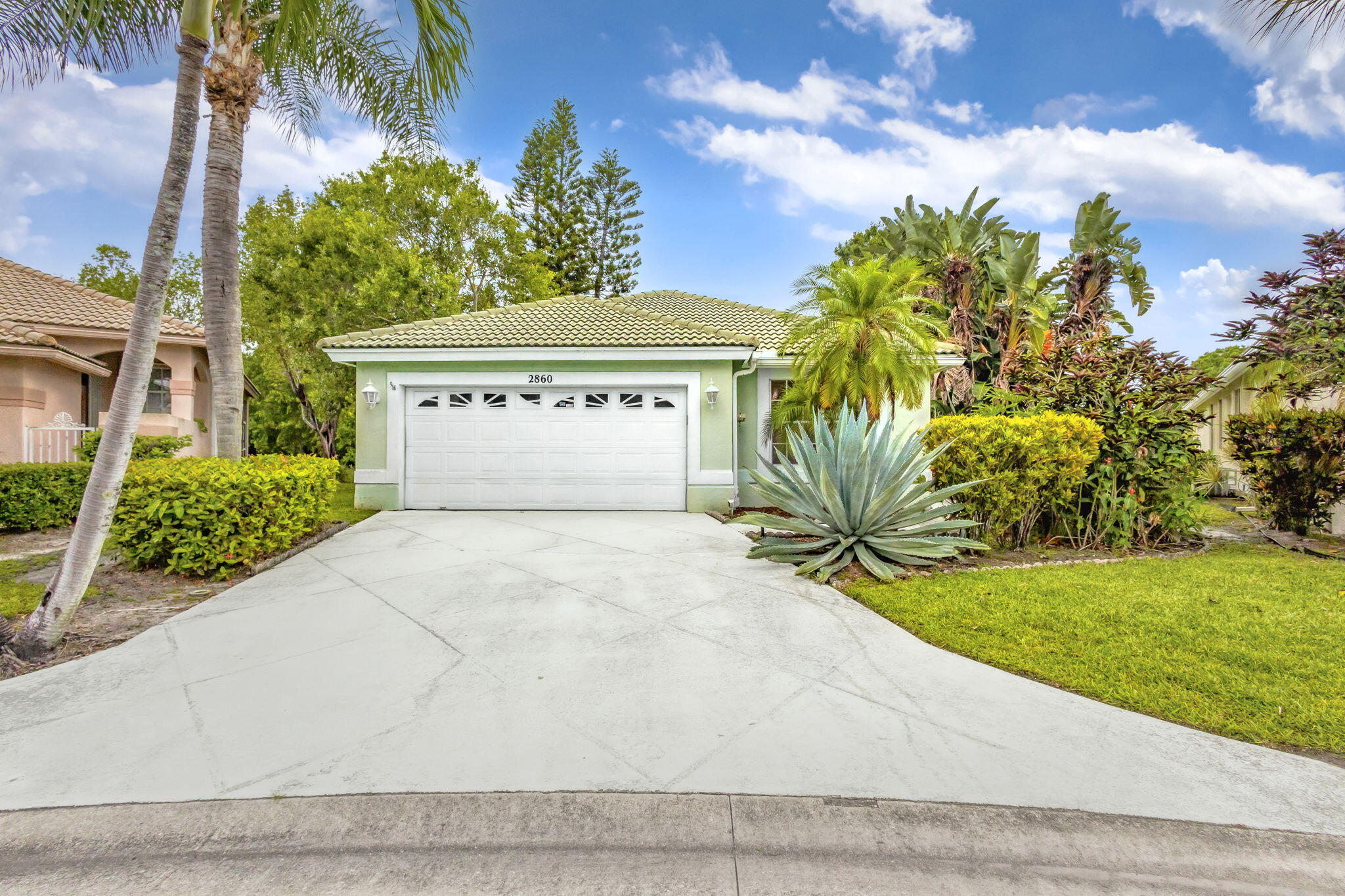 Foto de propiedad en 2860 Waters Edge Circle, Greenacres, FL 33413 Greenacres con MLS# 