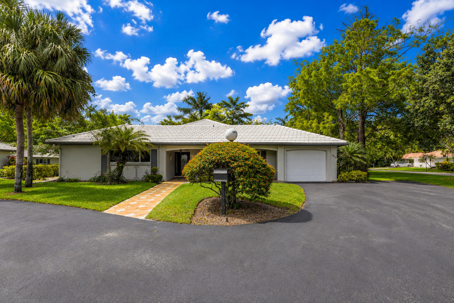 Foto de propiedad en 1019 E Cypress Drive, Pompano Beach, FL 33069 Pompano Beach con MLS# 