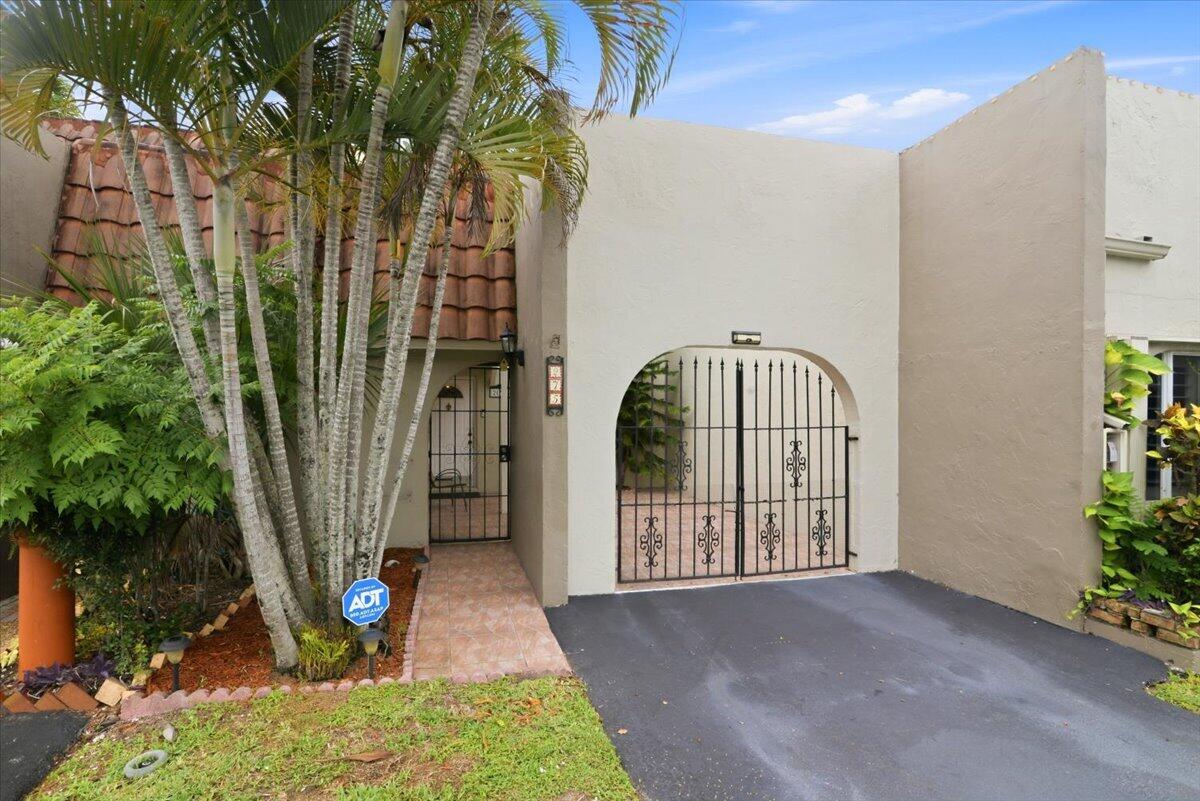 Foto de propiedad en 275 Jacaranda Drive, Plantation, FL 33324 Plantation con MLS# 
