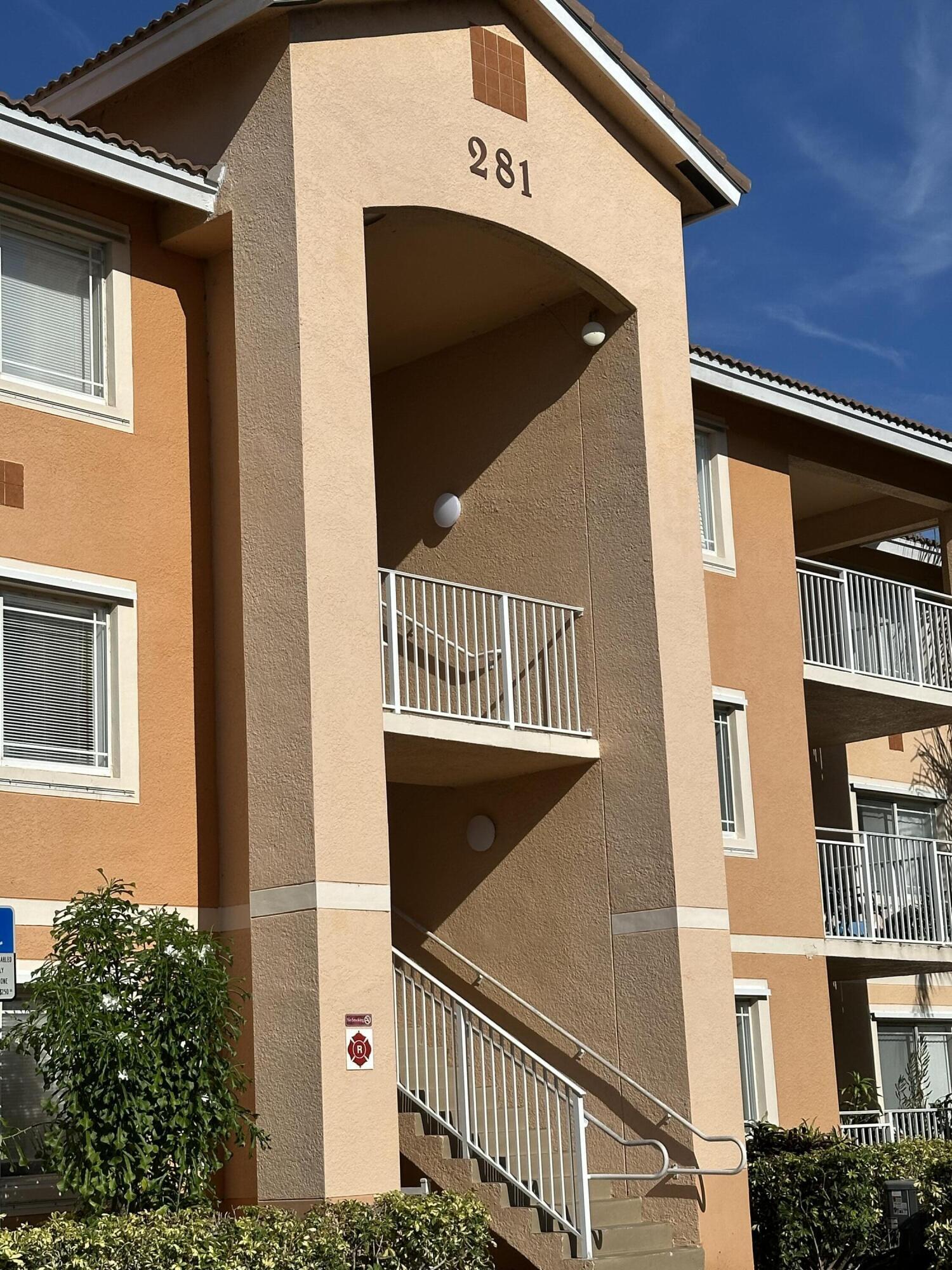 Foto de propiedad en 281 SW Palm Drive 201, Port St. Lucie, FL 34986 Port St. Lucie con MLS# 