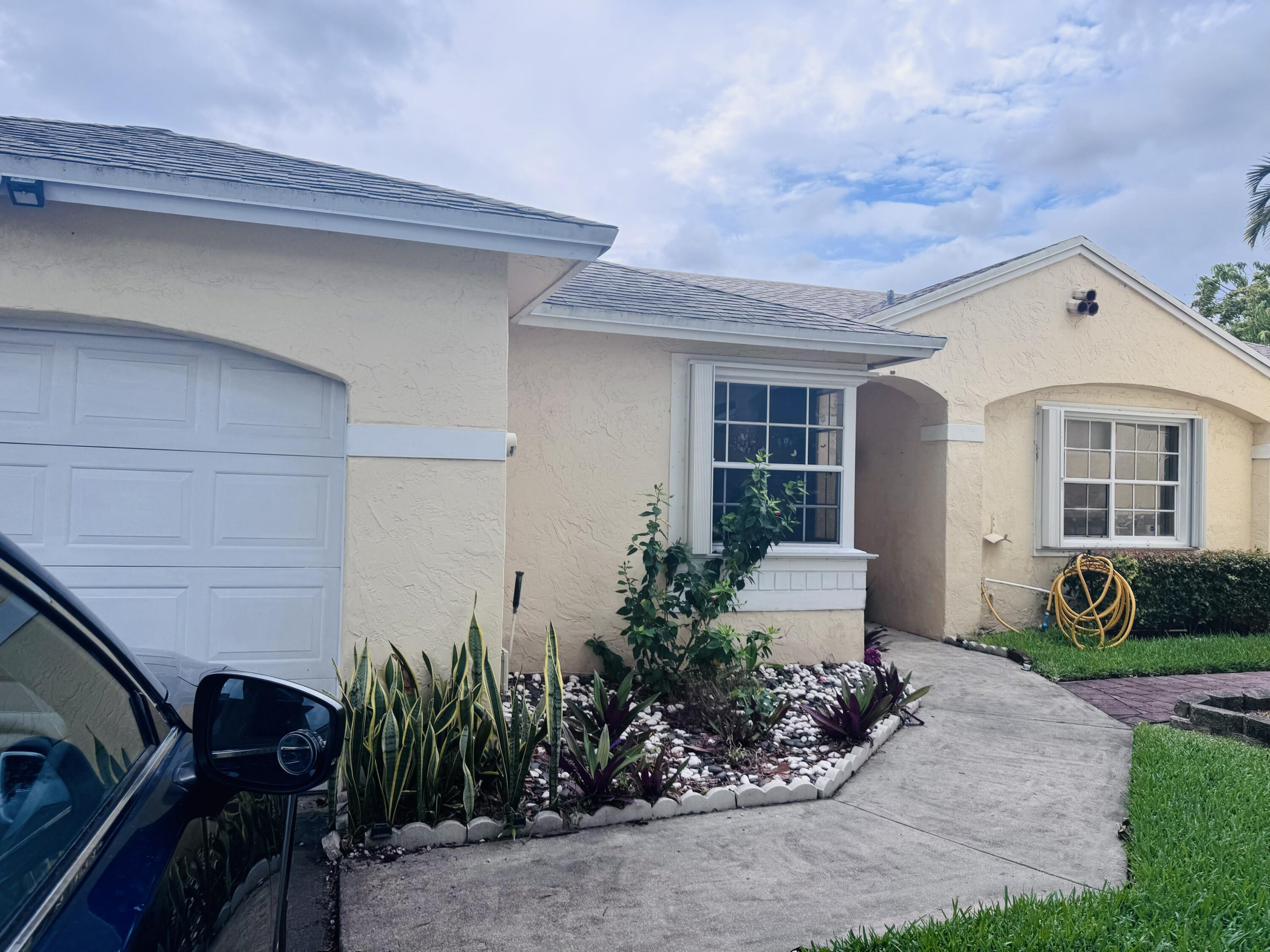 Foto de propiedad en 11747 NW 12th Street, Pembroke Pines, FL 33026 Pembroke Pines con MLS# 