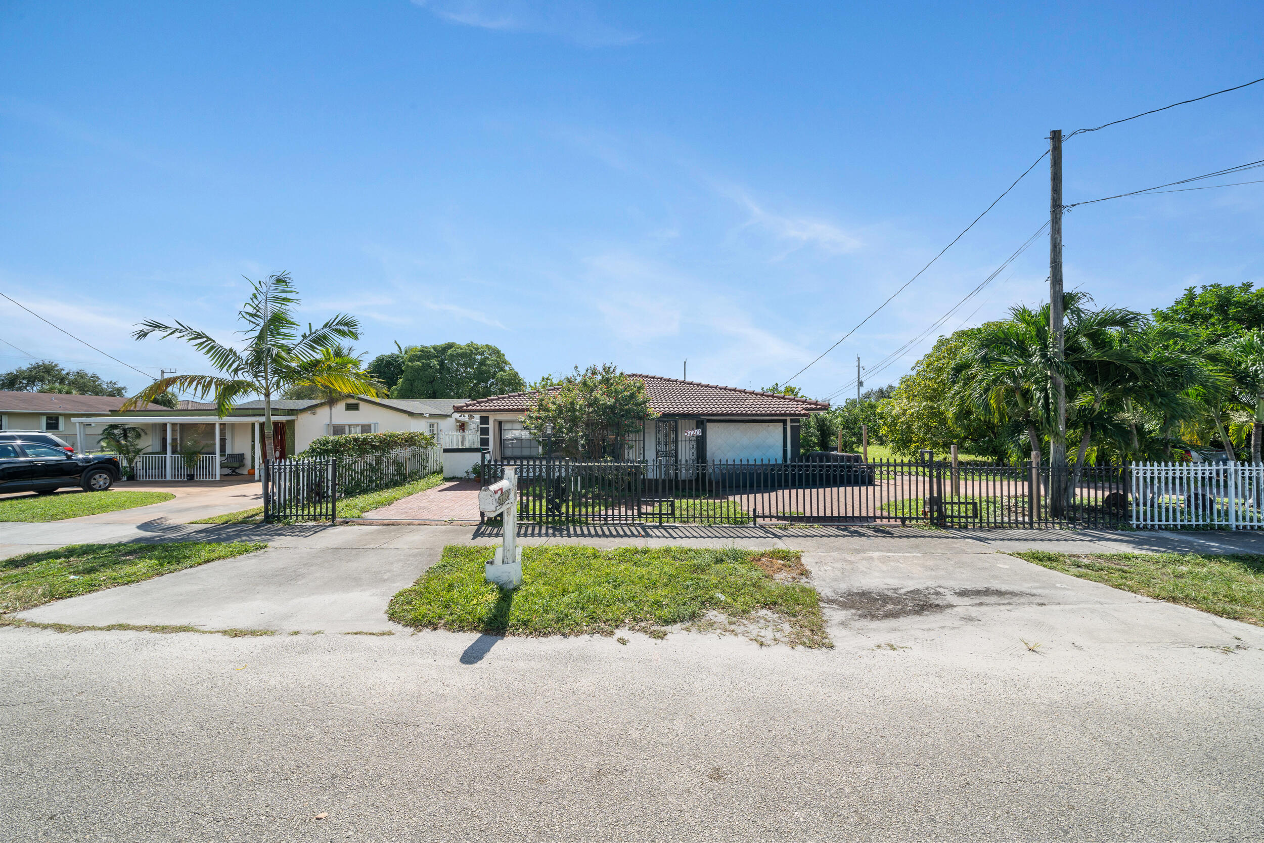 Foto de propiedad en 5720 Flagler Street, Hollywood, FL 33023 Hollywood con MLS# 