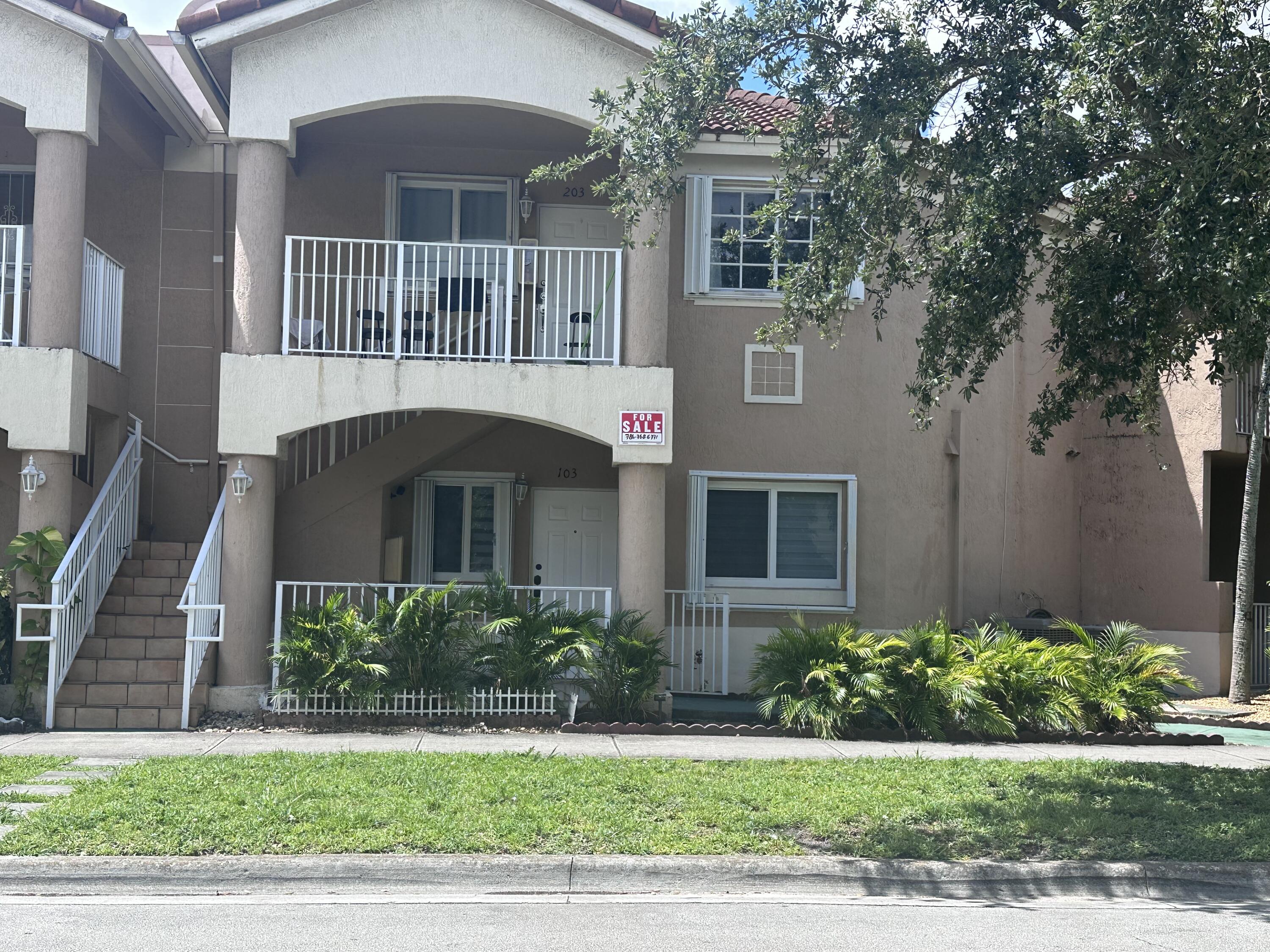 Foto de propiedad en 300 E 4th Street 103, Hialeah, FL 33010 Hialeah con MLS# 
