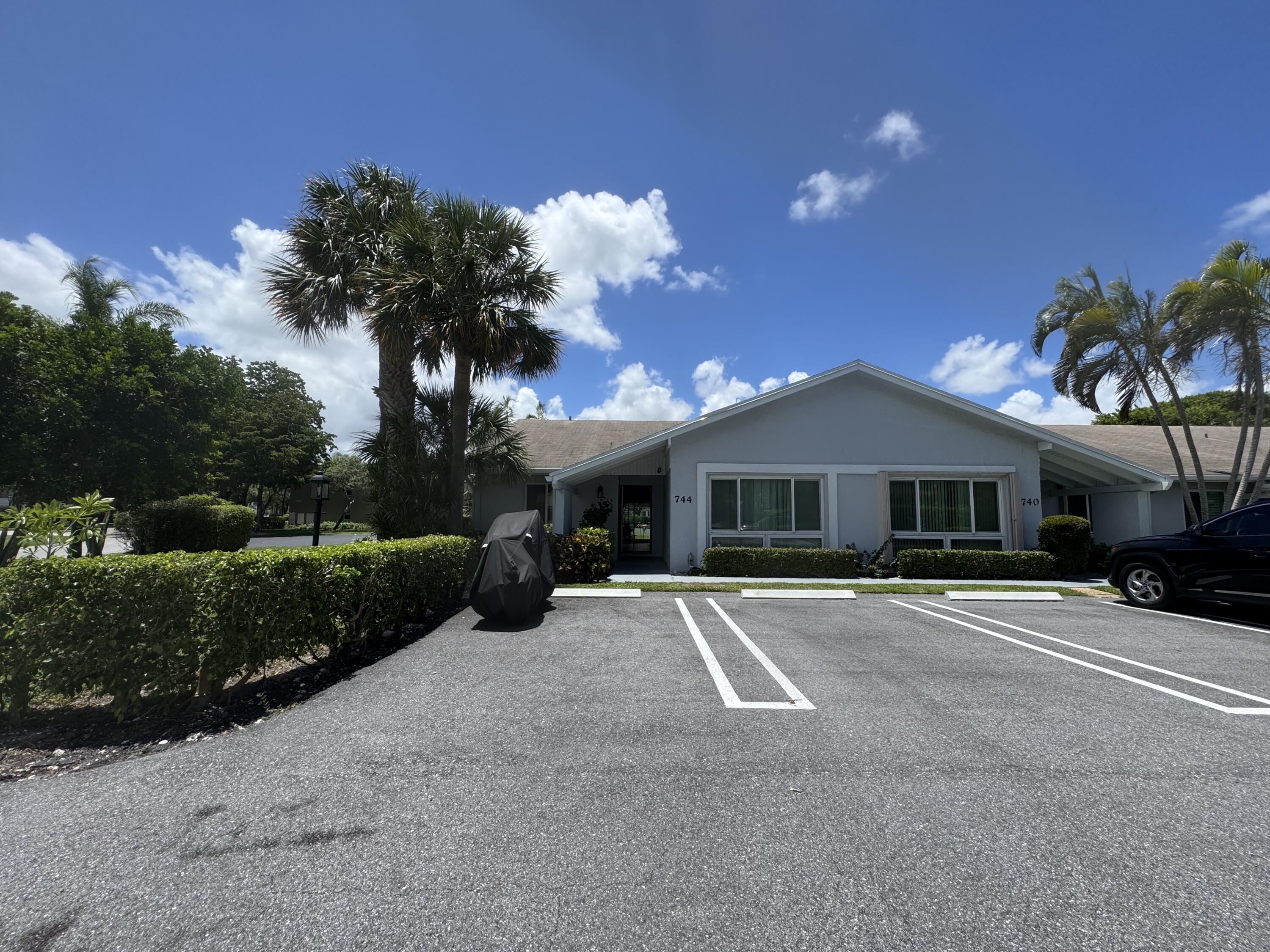 Foto de propiedad en 744 Lago Road 1f, Delray Beach, FL 33445 Delray Beach con MLS# 