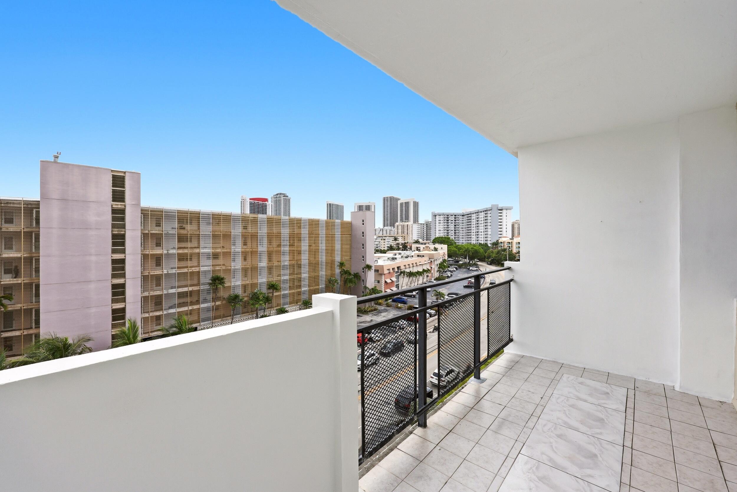 Foto de propiedad en 401 Golden Isles Drive 602, Hallandale Beach, FL 33009 Hallandale Beach con MLS# 