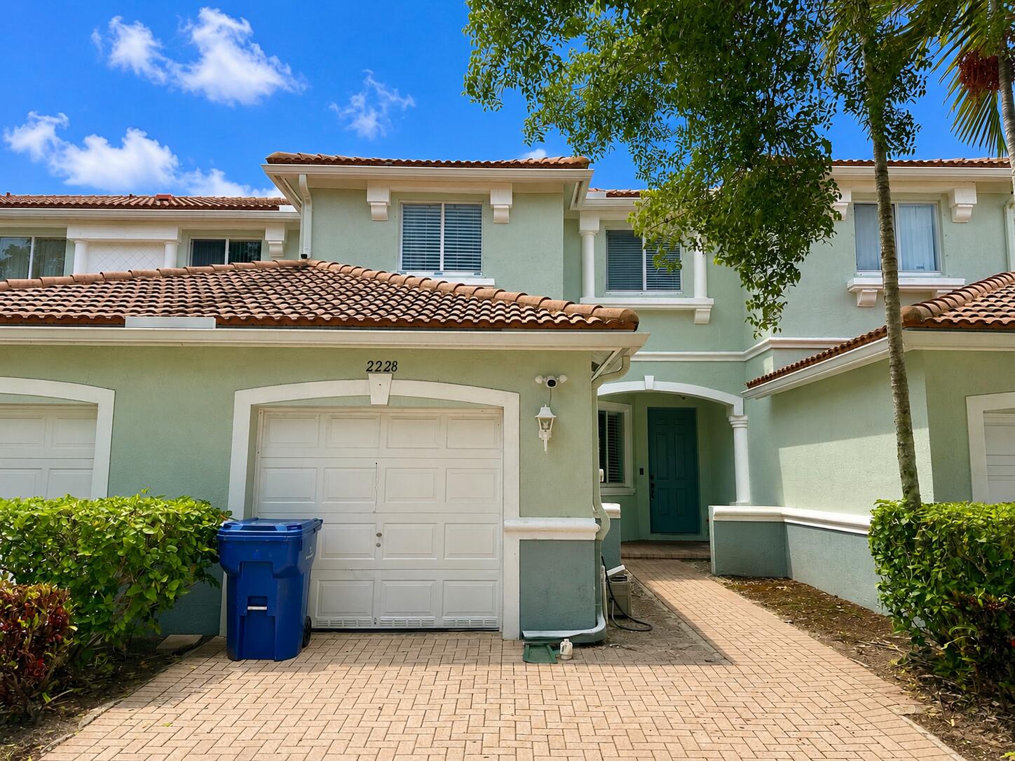 Foto de propiedad en 2228 Oakmont Drive, Riviera Beach, FL 33404 Riviera Beach con MLS# 