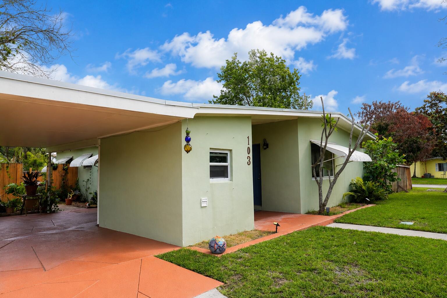 Foto de propiedad en 103 SE Bonita Court, Port St. Lucie, FL 34983 Port St. Lucie con MLS# 