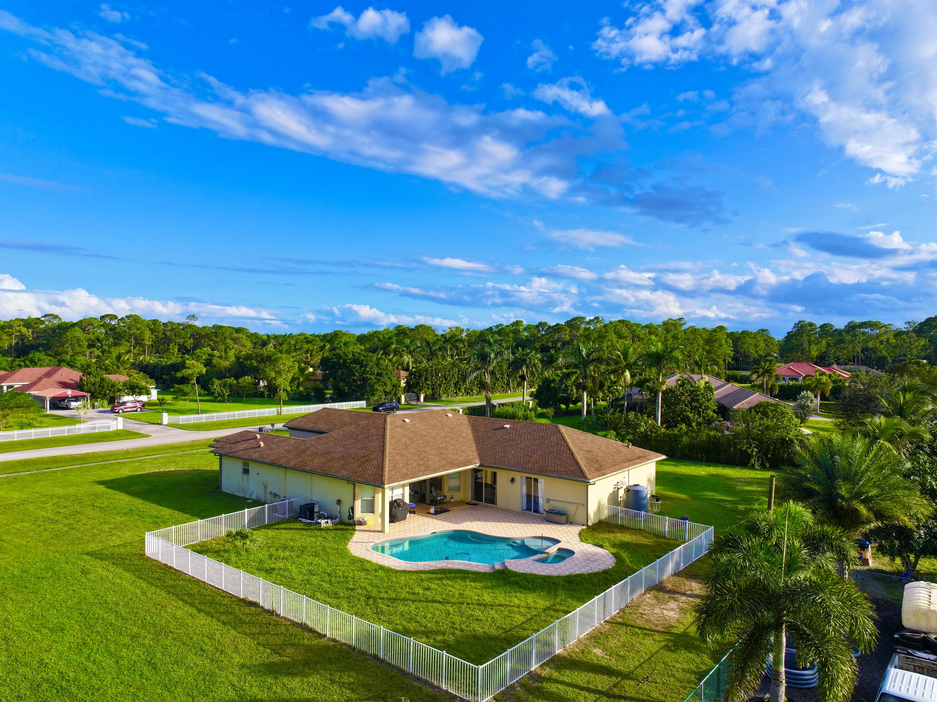 Foto de propiedad en 6613 Hall Boulevard, The Acreage, FL 33470 The Acreage con MLS# 