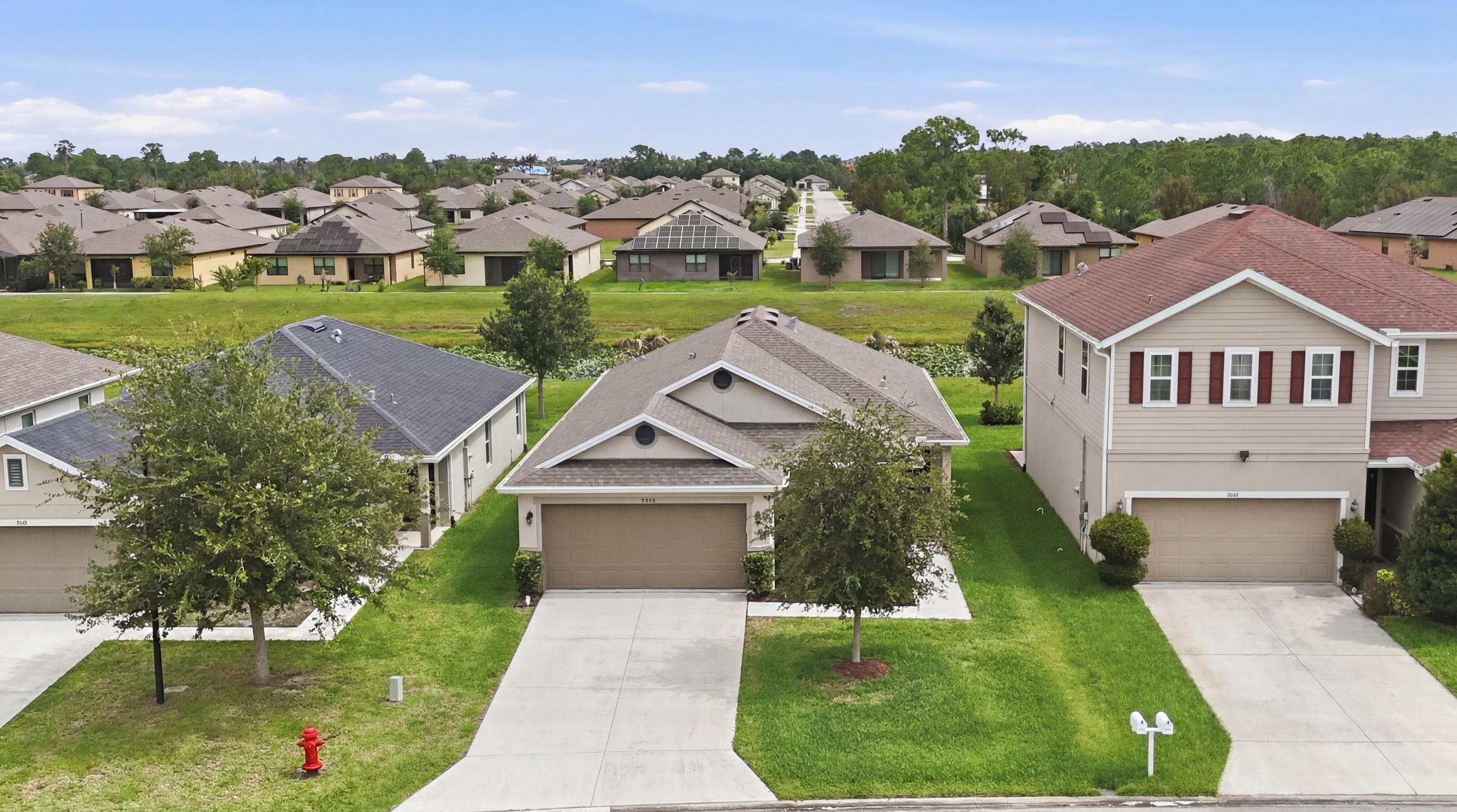 Foto de propiedad en 5655 NW Pine Trail Circle, Port St. Lucie, FL 34983 Port St. Lucie con MLS# 