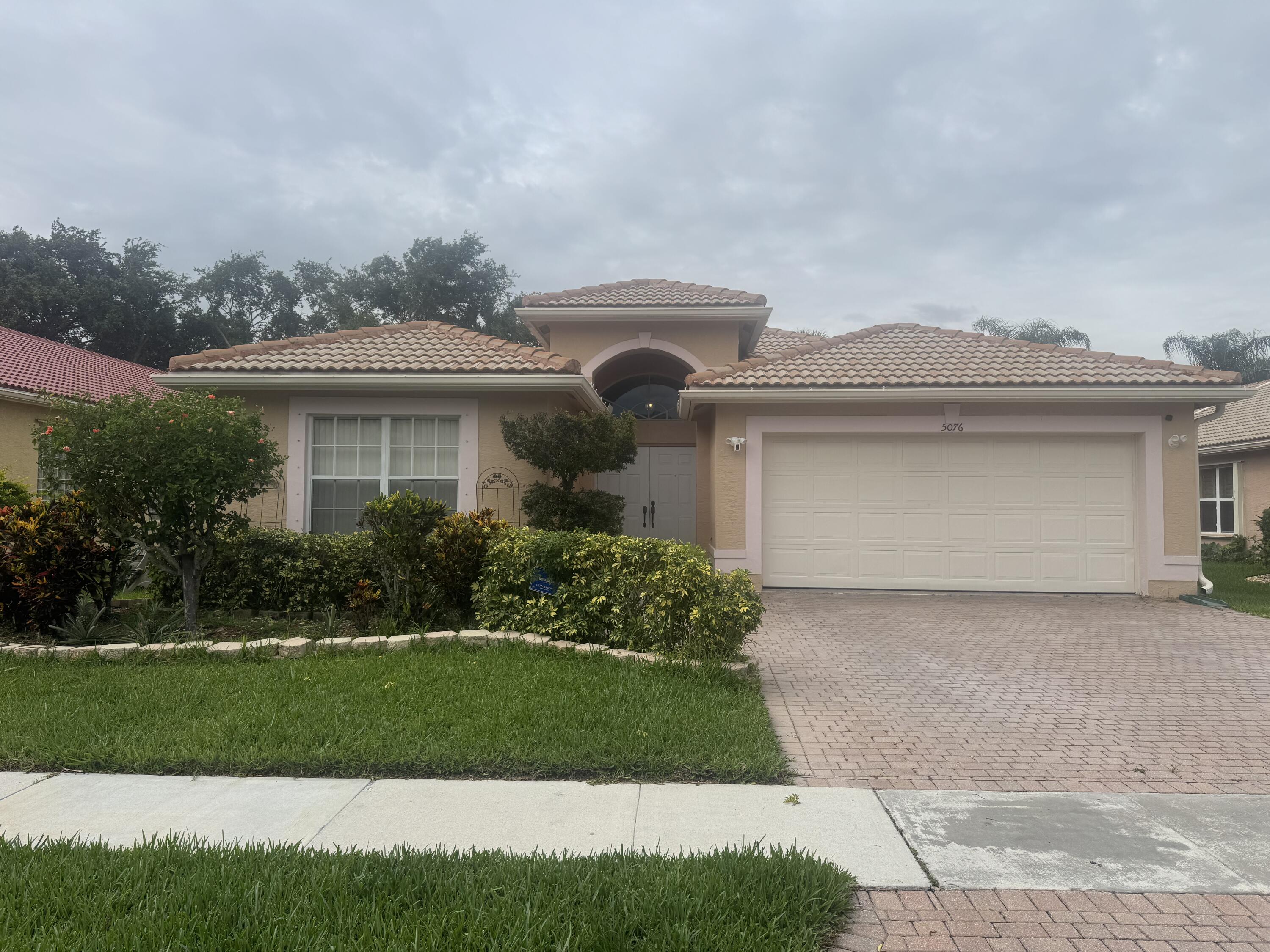 Foto de propiedad en 5076 Nautica Lake Circle, Greenacres, FL 33463 Greenacres con MLS# 