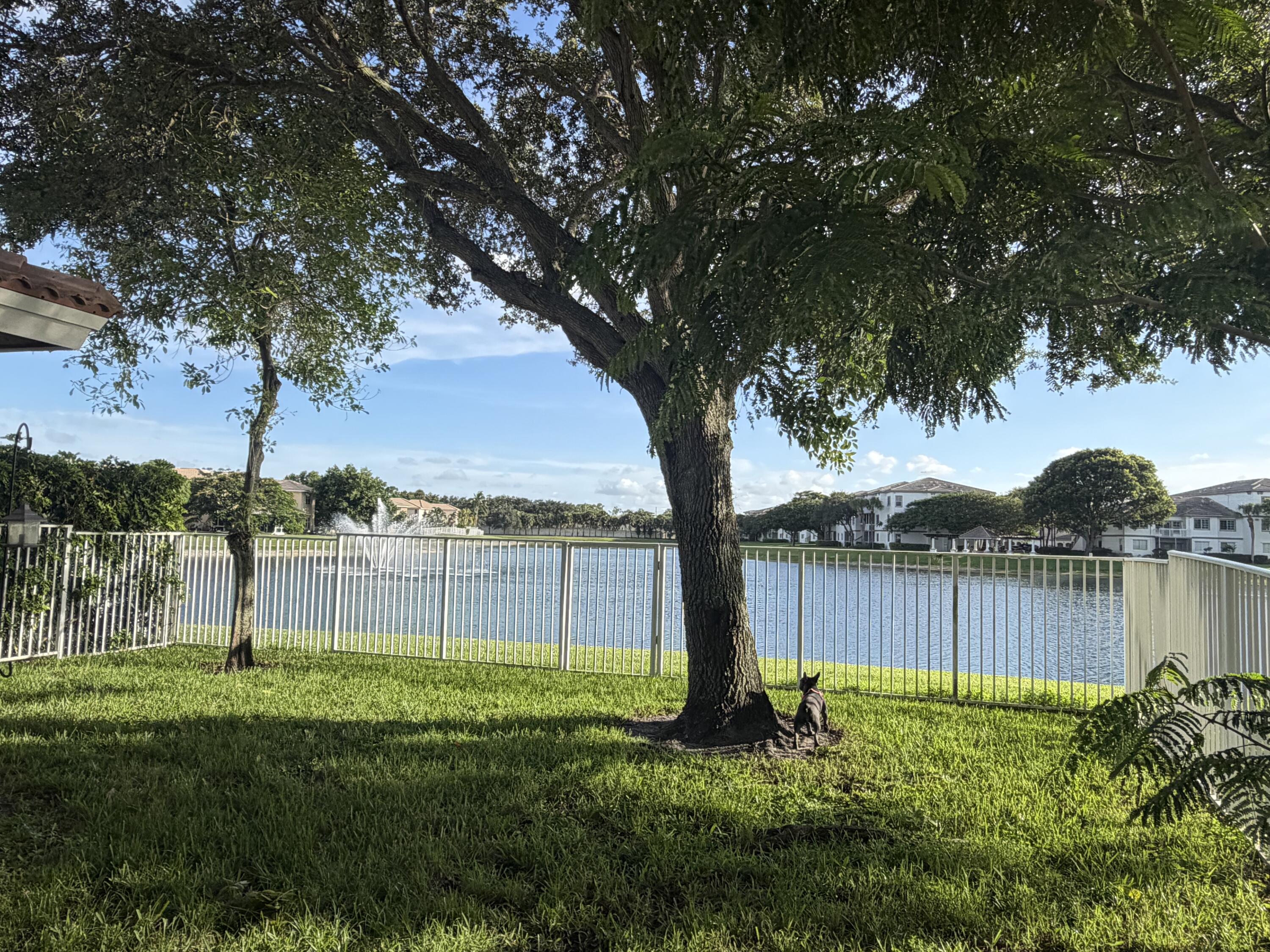 Foto de propiedad en 6718 Duval Avenue, West Palm Beach, FL 33411 West Palm Beach con MLS# 