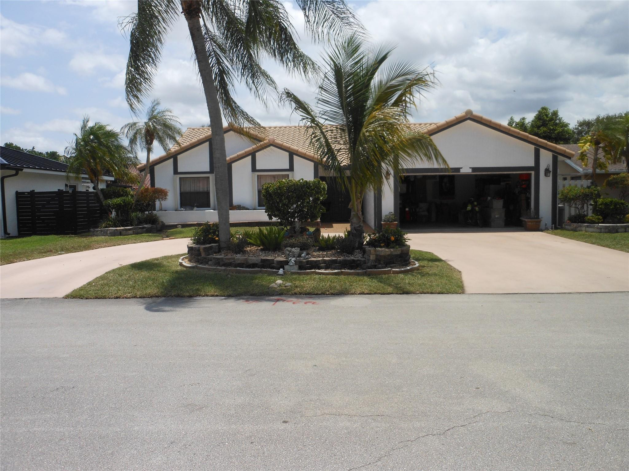 Foto de propiedad en 8706 NW 83rd Street, Tamarac, FL 33321 Tamarac con MLS# 