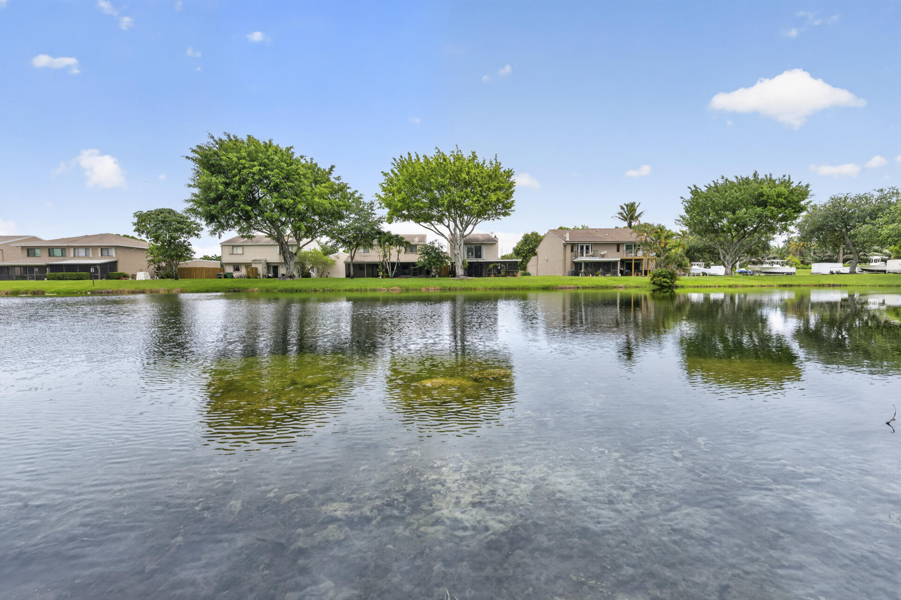 Foto de propiedad en 5182 S University Drive, Davie, FL 33328 Davie con MLS# 