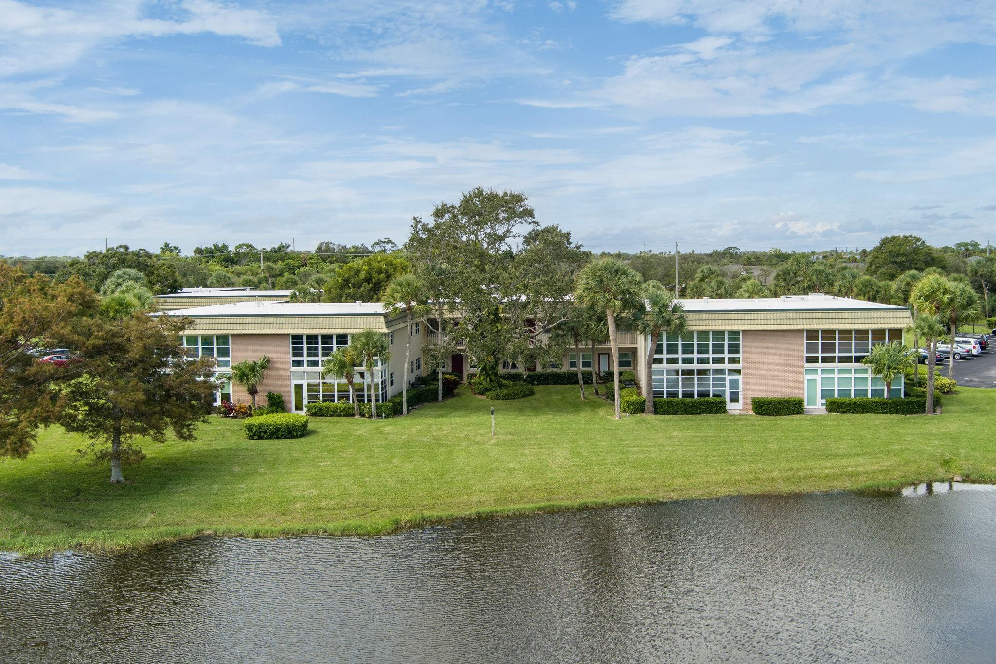 Foto de propiedad en 40 VISTA GARDENS Trail 201, Vero Beach, FL 32962 Vero Beach con MLS# 