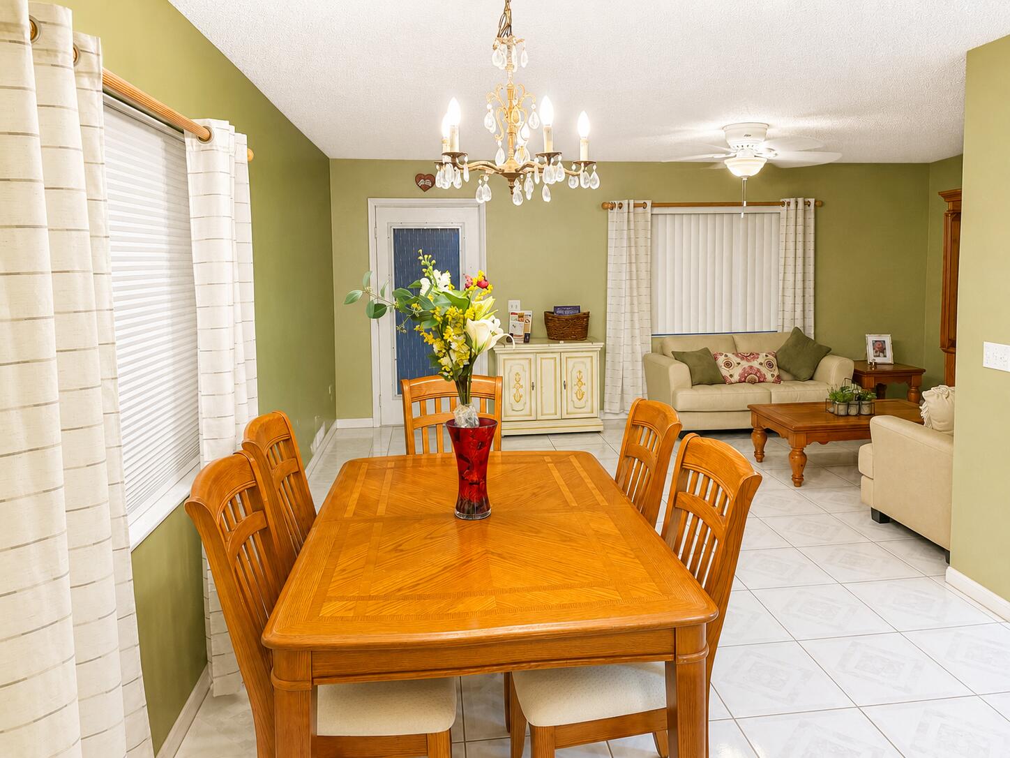 Open floor plan with sight lines from dining room
