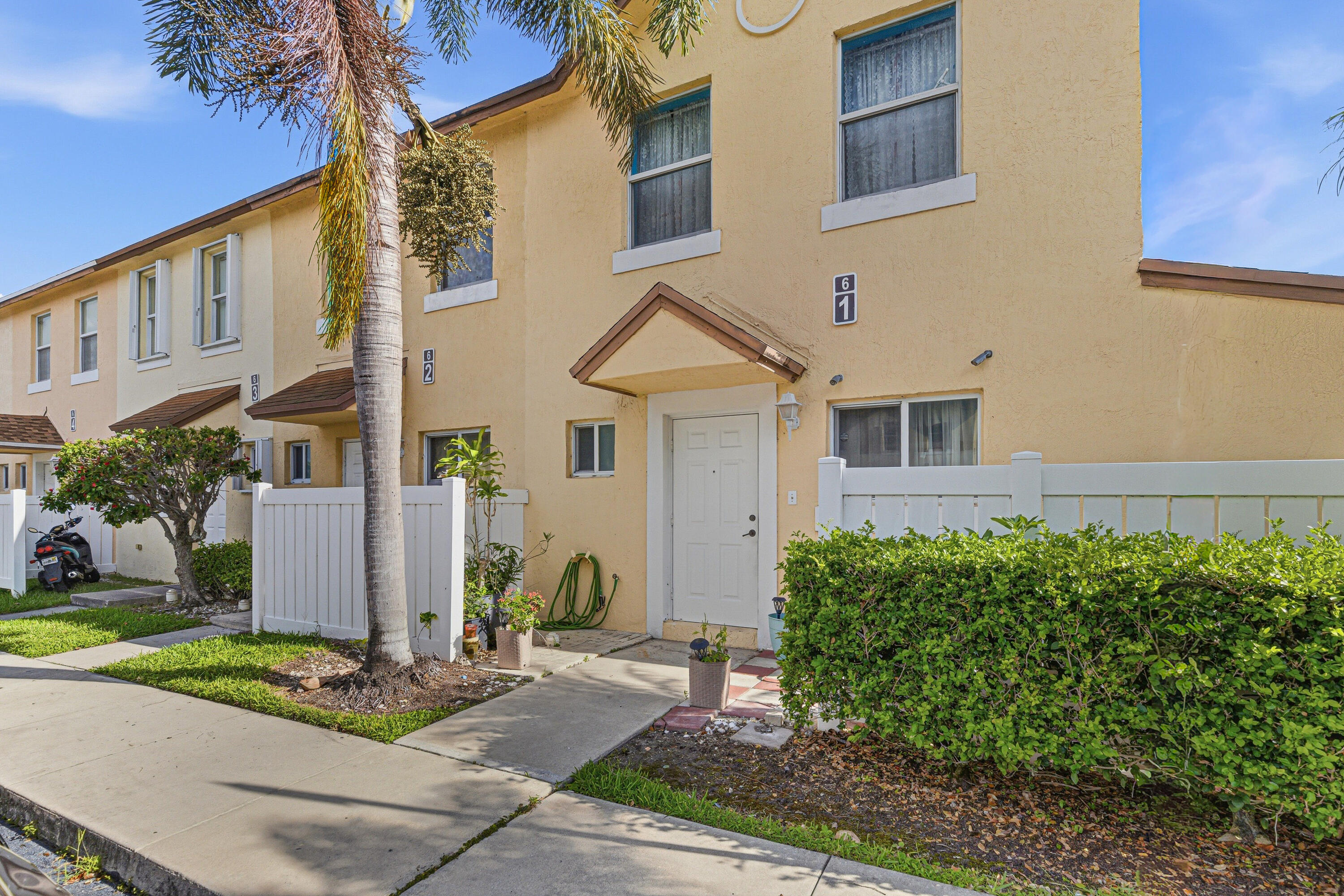 Foto de propiedad en 6631 Winfield Boulevard 1-6, Margate, FL 33063 Margate con MLS# 