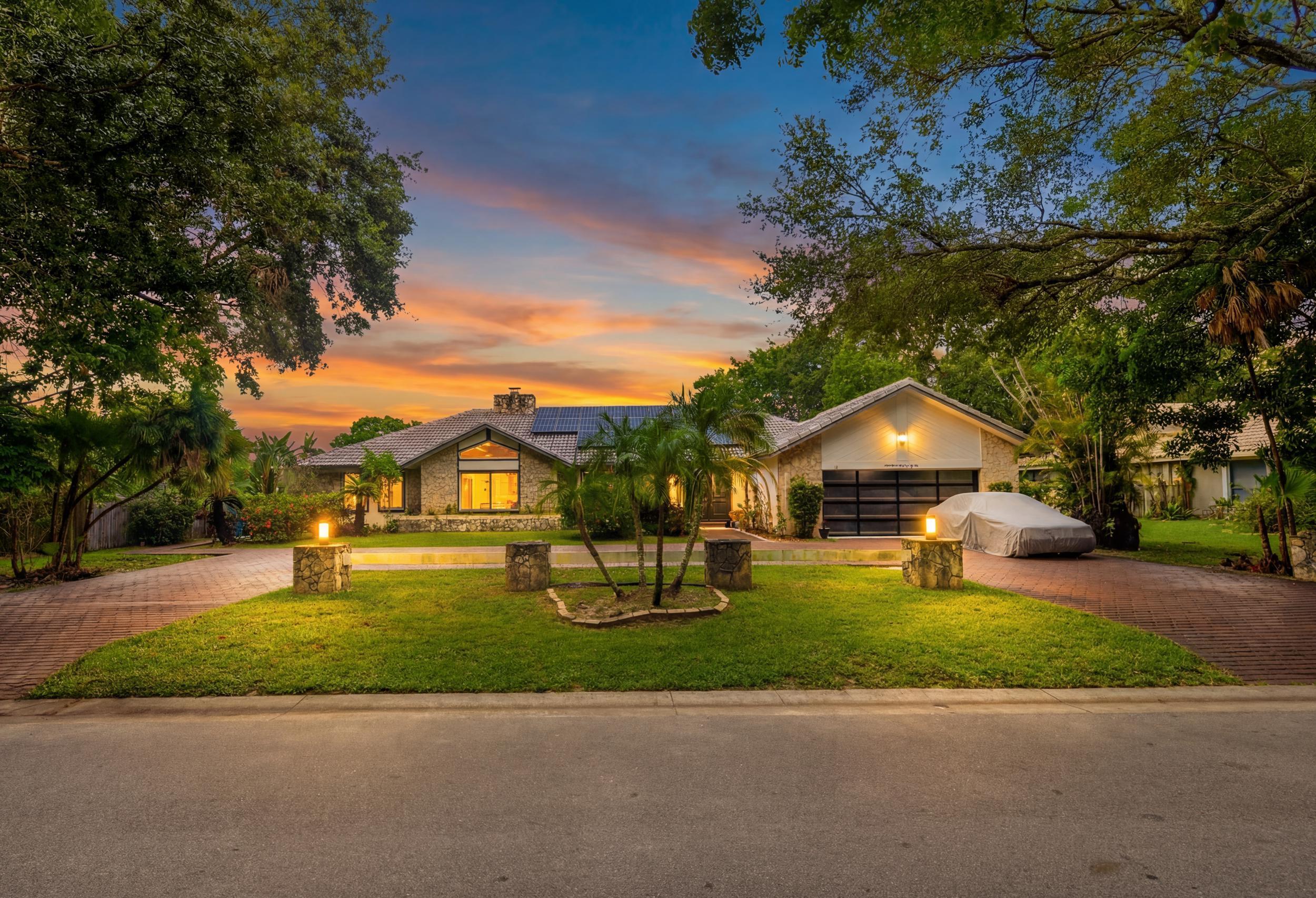 Foto de propiedad en 251 NW 104th Avenue, Coral Springs, FL 33071 Coral Springs con MLS# 