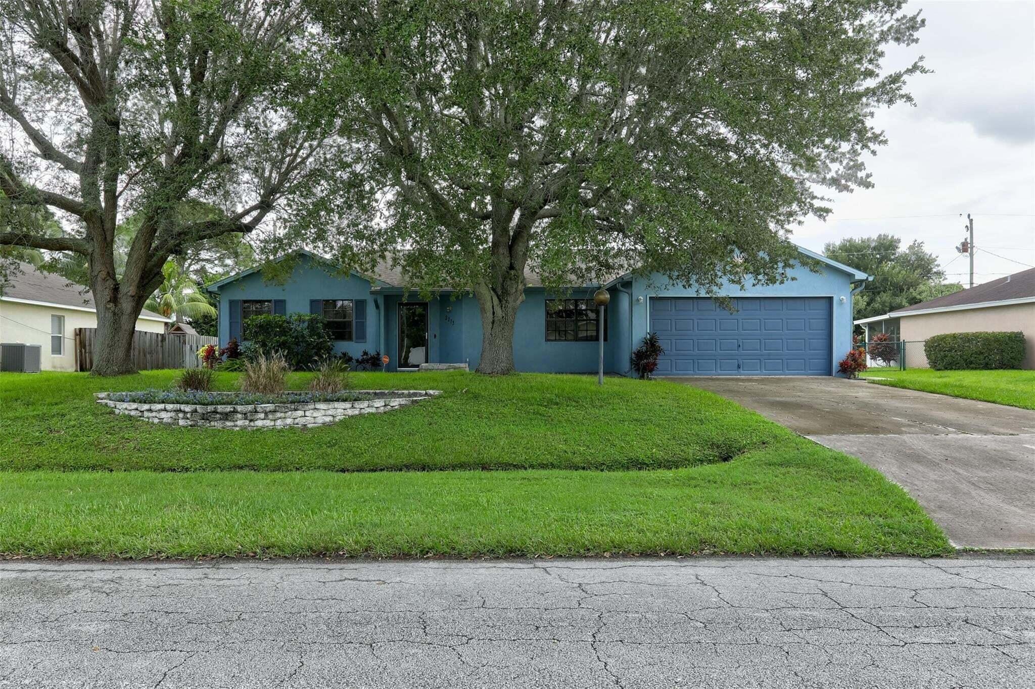 Foto de propiedad en 2273 SW Plymouth Street, Port St. Lucie, FL 34953 Port St. Lucie con MLS# 