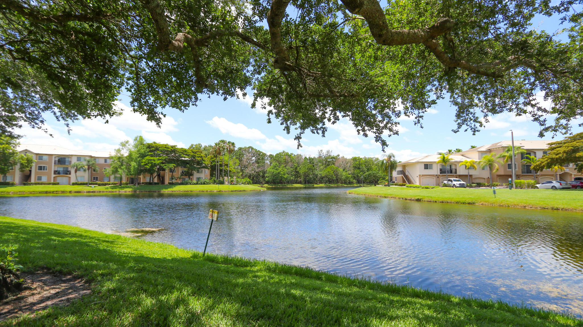 Foto de propiedad en 500 N Crestwood Ct Court N 502, Royal Palm Beach, FL 33411 Royal Palm Beach con MLS# 