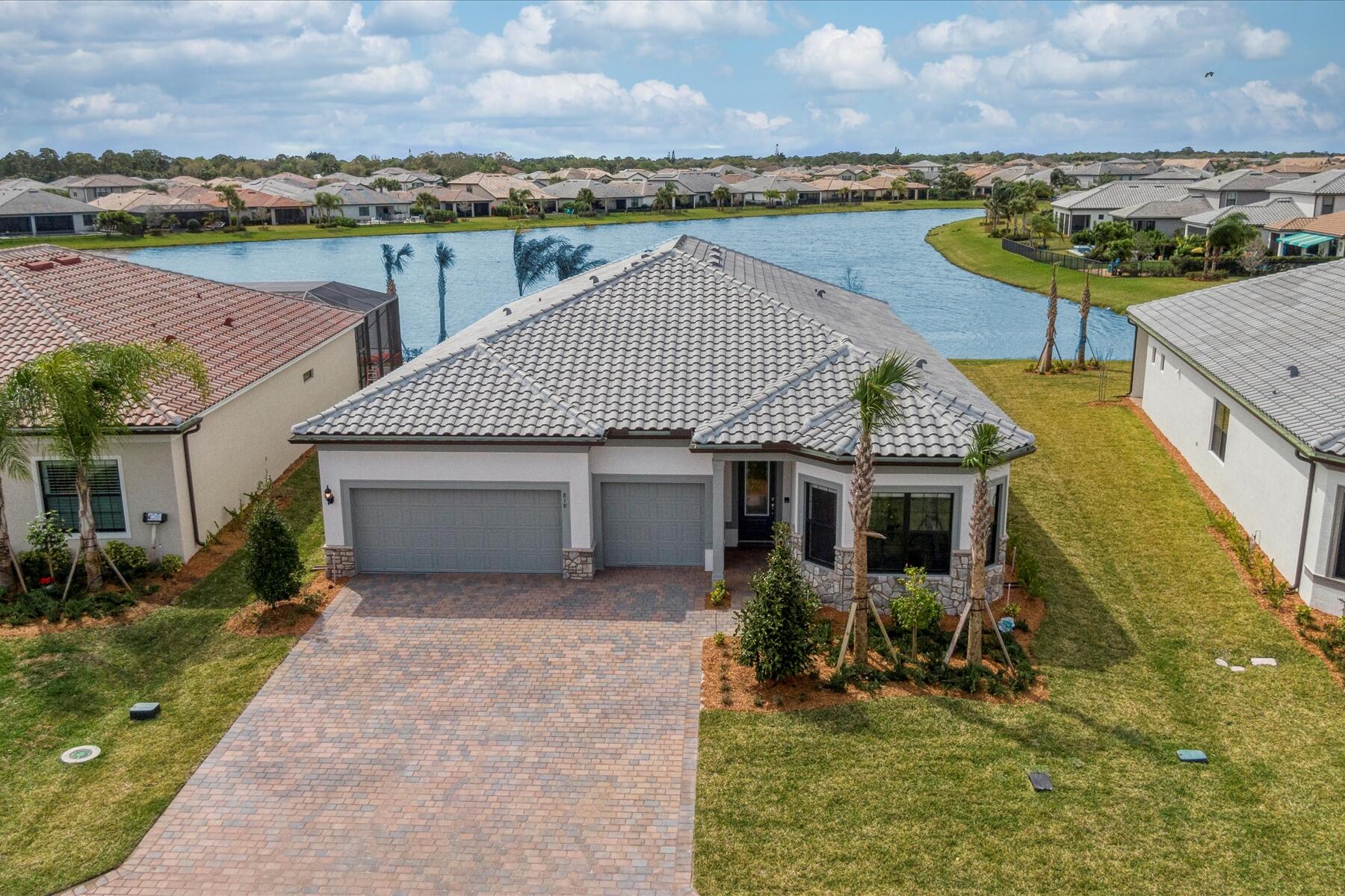 Foto de propiedad en 818 SE Courances Drive, Port St. Lucie, FL 34984 Port St. Lucie con MLS# 