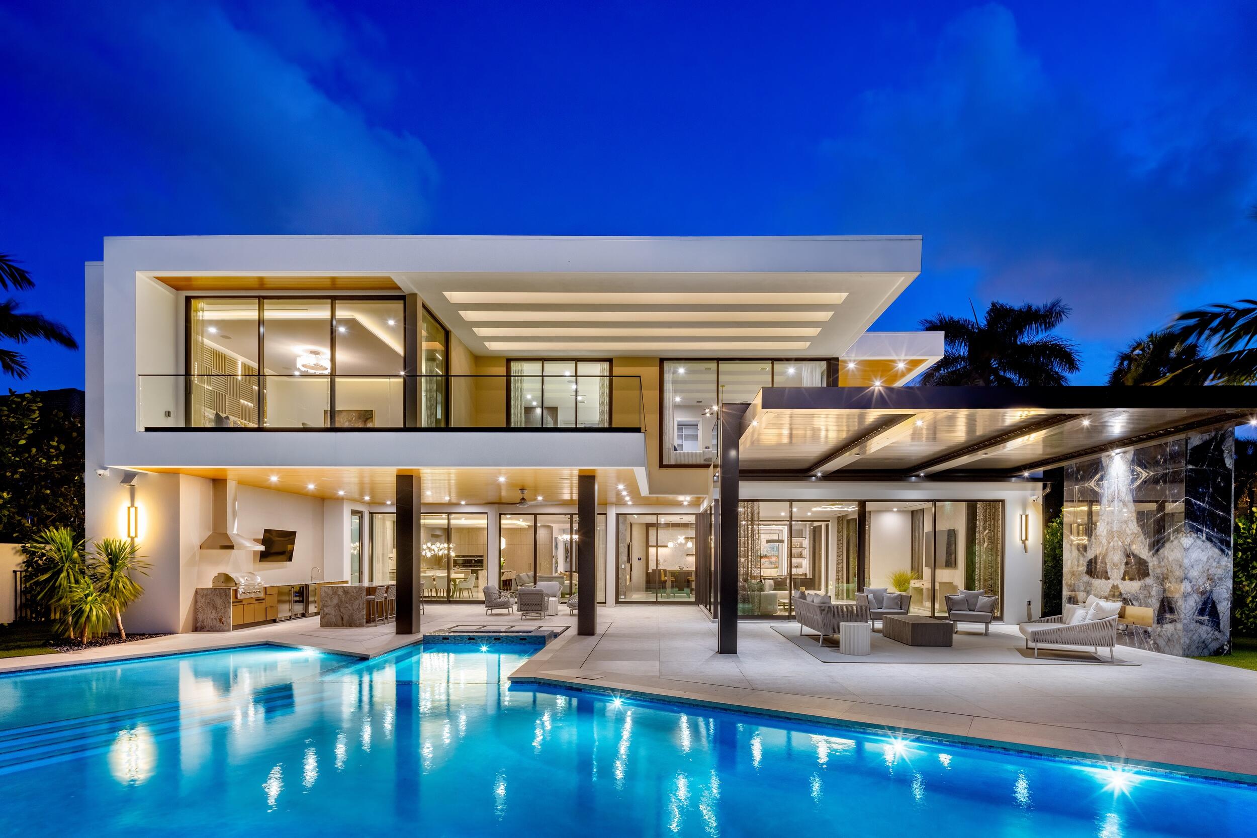 Foto de propiedad en 217 Thatch Palm Drive, Boca Raton, FL 33432 Boca Raton con MLS# 