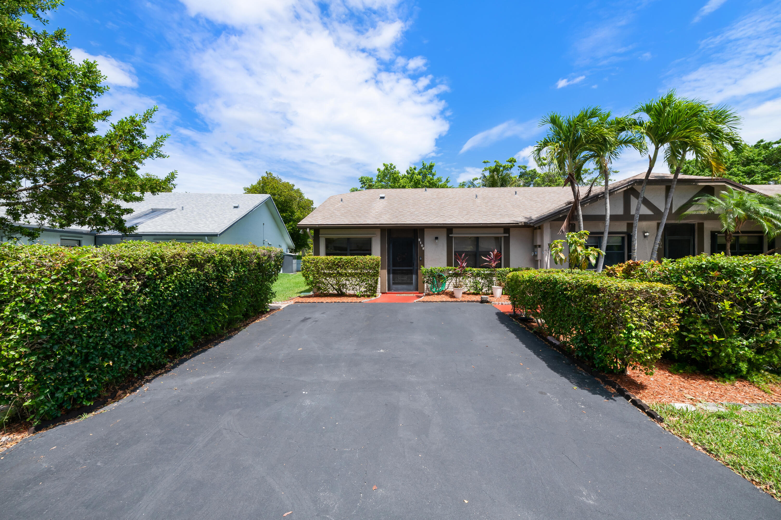 Foto de propiedad en 8108 NW 100th Way, Tamarac, FL 33321 Tamarac con MLS# 